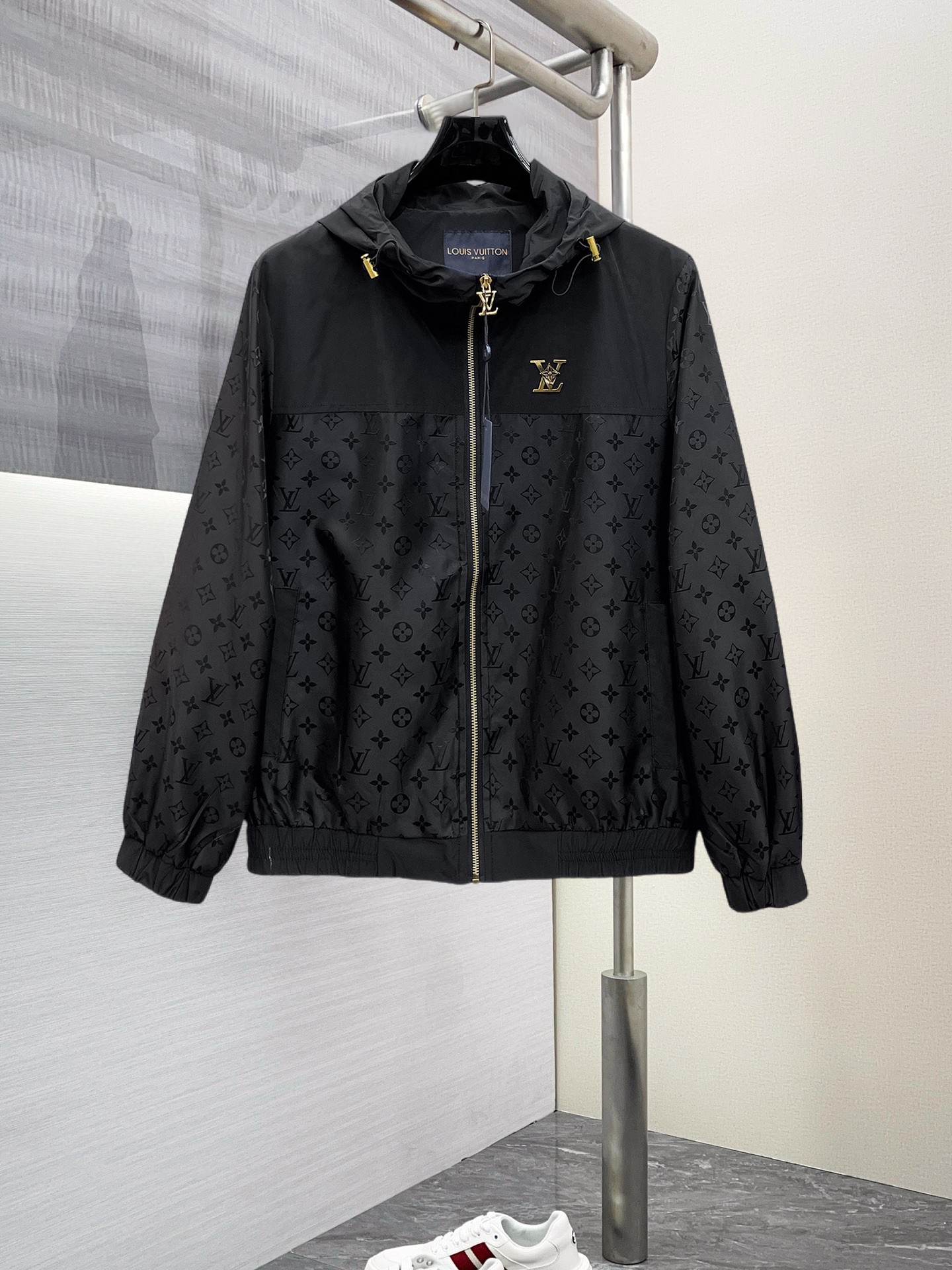 NO:125819,LV 2025 Spring New Jacket Jacket, the new product on the show is perfect, comfortable and warm, the three-standard complete colors and full and attractive, and the very outstanding design easily advances the sense of fashion. The workmanship is extremely exquisite and rigorous, and the wiring is neat and meticulous!  A masterpiece of a big-name designer!  The upper body doesn't look bloated and super handsome!  Spot code M ~ XXXL,,louis vuitton,jackets & coats,jackets & coats,alexander wang19860909LV 2025开春新款夹克外套,秀场新品品相非常完美,舒适保暖,三标齐全色泽饱满诱人,非常出彩的设计,轻松将时髦感进阶,做工极为考究严谨,走线工整细致！大牌设计师巨作！上身不显臃肿、超级帅气！现货码数M ～ XXXL,,louis vuitton,jackets & coats,jackets & coats,alexander wang,Men's clothing