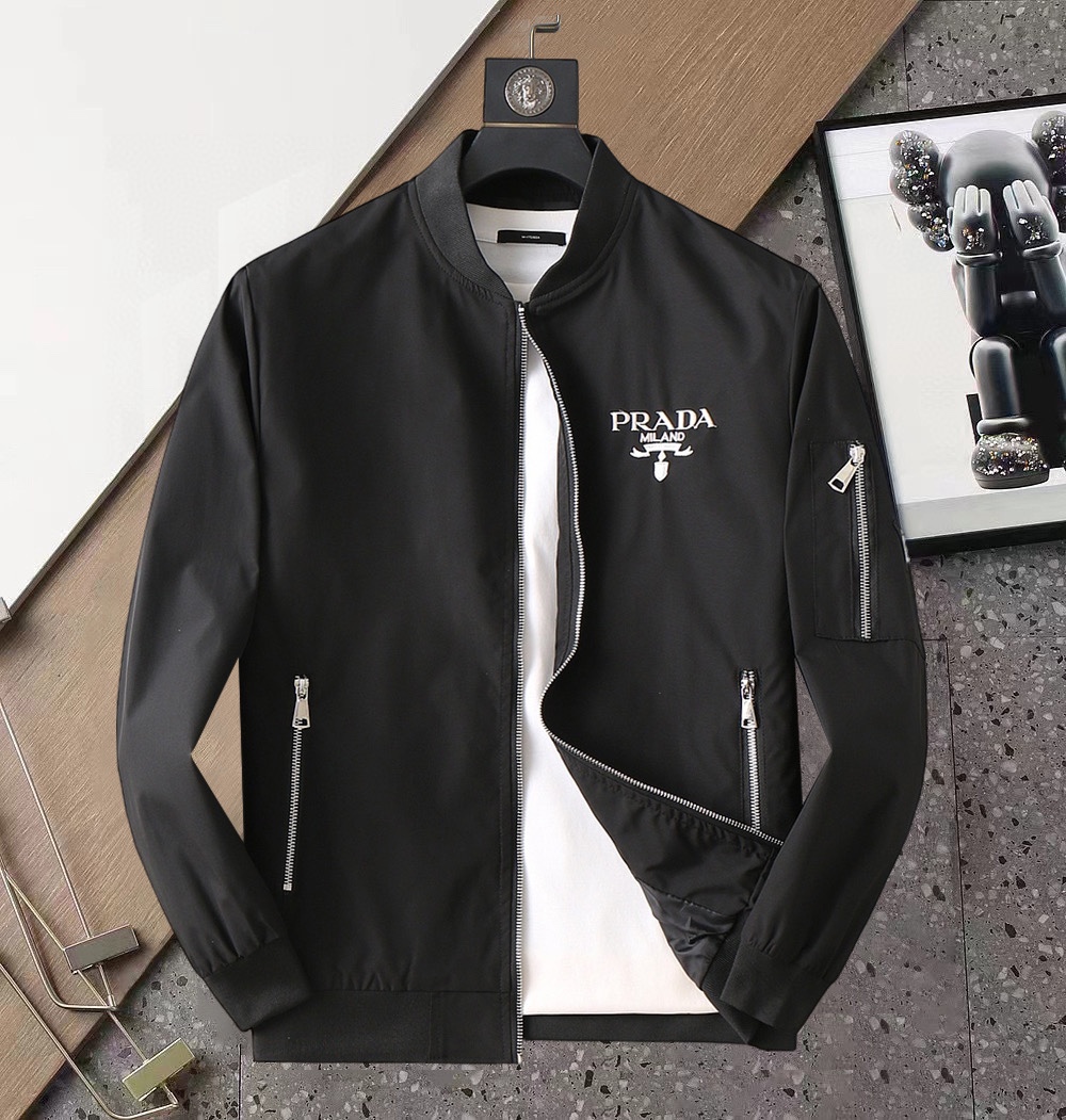 NO:120788,Prada's new spring jacket 2025, the new product on the show is perfect, comfortable and warm when worn on both sides, three-standard full color and attractive, and the very outstanding design easily advances the sense of fashion, the workmanship is extremely exquisite and rigorous, and the wiring is neat and meticulous!  A masterpiece of a big-name designer!  The upper body doesn't look bloated and super handsome!  Spot code M ~ XXXL,,prada,jackets & coats,jackets & coats,alexander wang19860909普拉达 2025开春新款夹克外套,秀场新品品相非常完美,双面穿舒适保暖,三标齐全色泽饱满诱人,非常出彩的设计,轻松将时髦感进阶,做工极为考究严谨,走线工整细致！大牌设计师巨作！上身不显臃肿、超级帅气！现货码数M ～ XXXL,,prada,jackets & coats,jackets & coats,alexander wang,Men's clothing