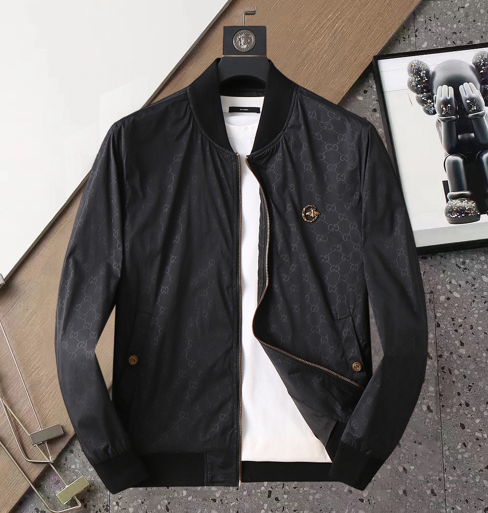 NO:120767,Guqi 2025 Spring New Jacket Jacket, the new product on the show is perfect, comfortable and warm when worn on both sides, three-standard full color and attractive, and the very outstanding design easily advances the sense of fashion, the workmanship is extremely exquisite and rigorous, and the wiring is neat and meticulous!  A masterpiece of a big-name designer!  The upper body doesn't look bloated and super handsome!  Spot code M ~ XXXL,,jackets & coats,jackets & coats,alexander wang19860909古奇 2025开春新款夹克外套,秀场新品品相非常完美,双面穿舒适保暖,三标齐全色泽饱满诱人,非常出彩的设计,轻松将时髦感进阶,做工极为考究严谨,走线工整细致！大牌设计师巨作！上身不显臃肿、超级帅气！现货码数M ～ XXXL,,jackets & coats,jackets & coats,alexander wang,Men's clothing