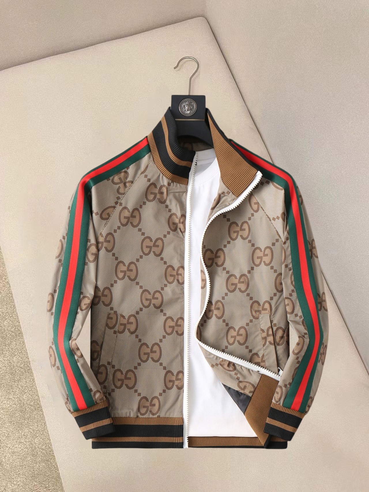 NO:132257,Guqi 2025 spring new jacket jacket, the new product on the show is perfect, comfortable and warm, the three standards are complete in color and full and attractive, and the very outstanding design easily advances the sense of fashion, the workmanship is extremely exquisite and rigorous, and the wiring is neat and meticulous!  A masterpiece of a big-name designer!  The upper body doesn't look bloated and super handsome!  Spot code M ~ XXXL,,jackets & coats,jackets & coats,alexander wang19860909古奇 2025春季新款夹克外套,秀场新品品相非常完美,舒适保暖,三标齐全色泽饱满诱人,非常出彩的设计,轻松将时髦感进阶,做工极为考究严谨,走线工整细致！大牌设计师巨作！上身不显臃肿、超级帅气！现货码数M ～ XXXL,,jackets & coats,jackets & coats,alexander wang,Men's clothing