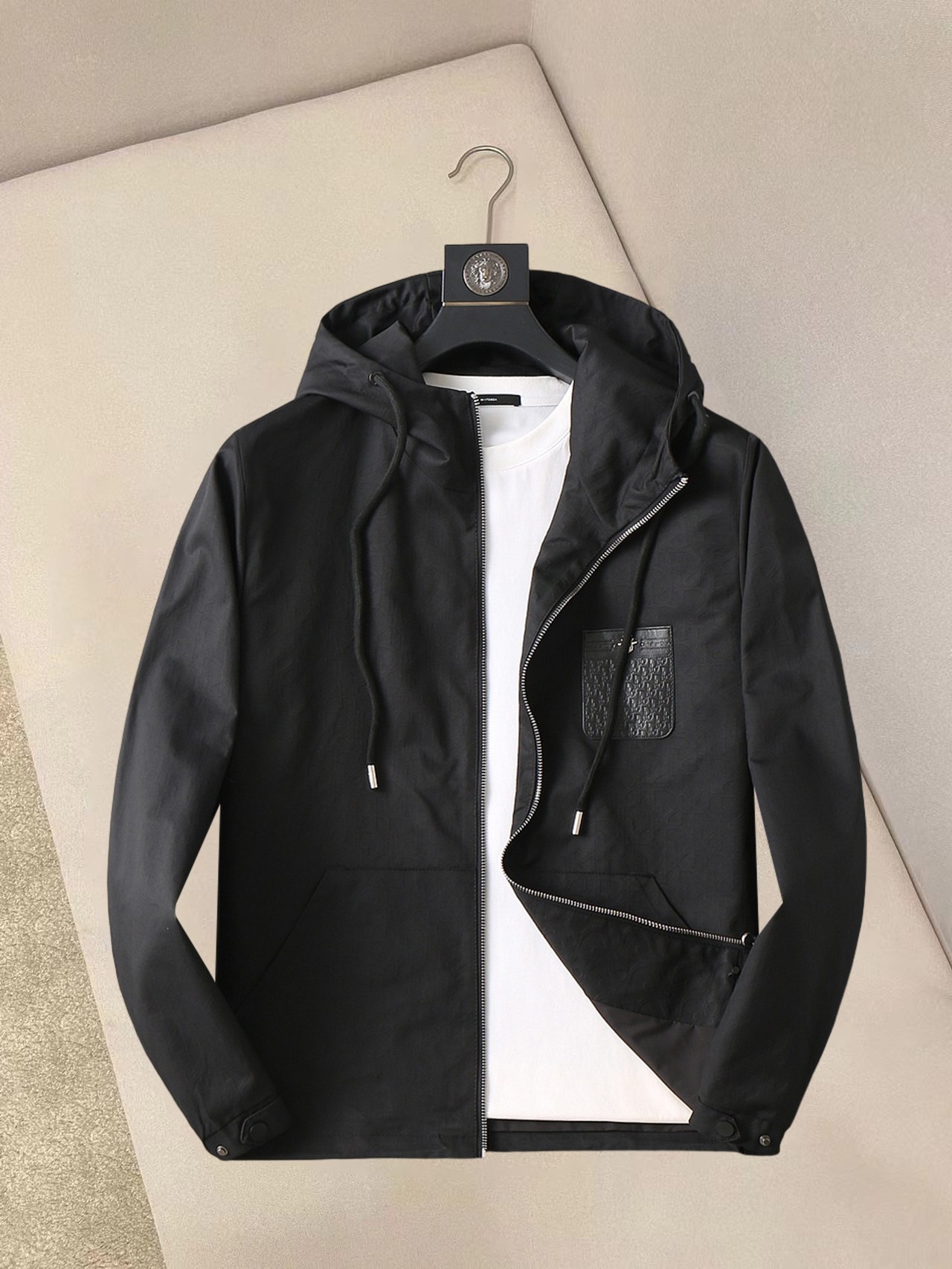 NO:132259,Dior 2025 spring new jacket jacket, the new product on the show is perfect, comfortable and warm, the three standards are complete in color and full and attractive, and the very outstanding design easily advances the sense of fashion, the workmanship is extremely exquisite and rigorous, and the wiring is neat and meticulous!  A masterpiece of a big-name designer!  The upper body doesn't look bloated and super handsome!  Spot code M ~ XXXL,,dior,jackets & coats,jackets & coats,alexander wang19860909迪奥 2025春季新款夹克外套,秀场新品品相非常完美,舒适保暖,三标齐全色泽饱满诱人,非常出彩的设计,轻松将时髦感进阶,做工极为考究严谨,走线工整细致！大牌设计师巨作！上身不显臃肿、超级帅气！现货码数M ～ XXXL,,dior,jackets & coats,jackets & coats,alexander wang,Men's clothing