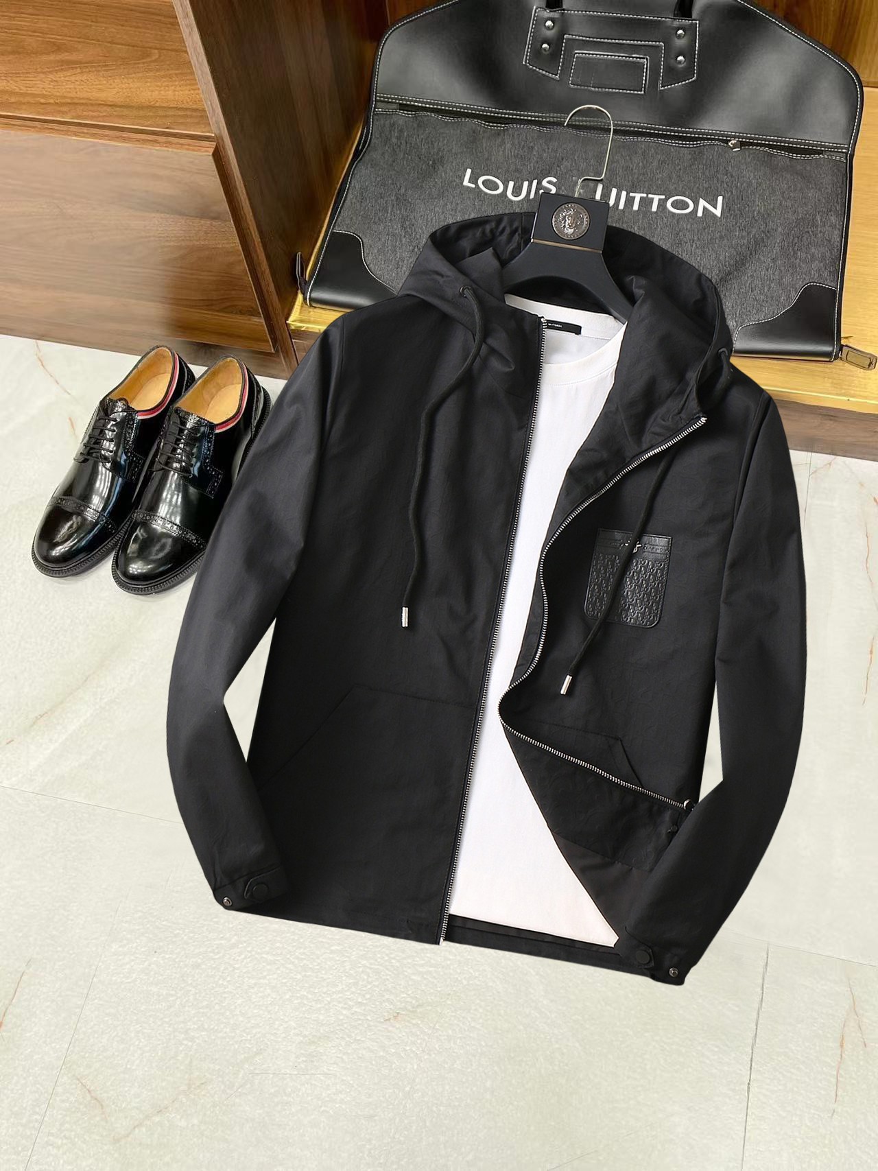 NO:134940,Dior's new jacket jacket at the beginning of spring, the new product on the show is perfect, comfortable and warm, the three standards are complete in color and full and attractive, and the very outstanding design easily advances the sense of fashion, the workmanship is extremely exquisite and rigorous, and the wiring is neat and meticulous!  A masterpiece of a big-name designer!  The upper body doesn't look bloated and super handsome!  Spot code M ~ XXXL,,dior,jackets & coats,jackets & coats,alexander wang19860909迪奥 开春新款夹克外套,秀场新品品相非常完美,舒适保暖,三标齐全色泽饱满诱人,非常出彩的设计,轻松将时髦感进阶,做工极为考究严谨,走线工整细致！大牌设计师巨作！上身不显臃肿、超级帅气！现货码数M ～ XXXL,,dior,jackets & coats,jackets & coats,alexander wang,Men's clothing