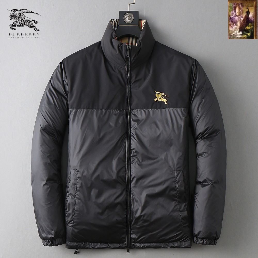 NO:599839,Burberry's new 2025 autumn and winter down jacket. This is known as the most expensive down jacket in the world, all 90 down. With a classic logo combination, it is full of visual impact at first sight. It has better thermal insulation performance, is light and not heavy, and has good loft recovery after compression, and it can gather heat and lock in temperature!  Personalized color matching design, fresh and energetic!  There are too many versions circulating in the market. In addition to the different fabrics and workmanship, the biggest difference is that the filling is not goose down at all but feather silk or velvet, etc., and it is not easy to distinguish for those who don’t understand. In addition, the fabrics and workmanship are definitely not of the same level. In short, look for us and you will never go astray. All the exclusive full colors are purchased from genuine development. If you understand the quality of our down jackets, you can safely recommend it with your eyes closed. The three standards are complete!  Uniform series for men and women!  Size M-3XL. Can be worn up to 200 pounds, burberry, down jacket, alexander wang19860909巴宝莉 2025秋冬新款羽绒服.这款号称羽绒服届最贵的,全部90绒的.带着经典的Logo组合搭配,第一眼看到就是满满的视觉冲击,保暖性能更出色,轻便不厚重,且压缩后的蓬松度恢复性好,聚热锁温！个性的拼色设计,清新有活力！市面流通的版本实在太多了,除了面料做工不同外,最大的区别就是填充物根本不是鹅绒而是羽丝或手感绒等等,而不懂的根本不容易区分.另外面料和做工也绝对不是一个级别,总之认准我们,让你绝对不跑偏,独家全色全部购入正版开发,懂我们家羽绒服质量的,完全可以放心闭眼推.三标齐全！男女同款系列！码数M-3XL.最大穿到200斤,,burberry,down jacket,alexander wang,Men's clothing