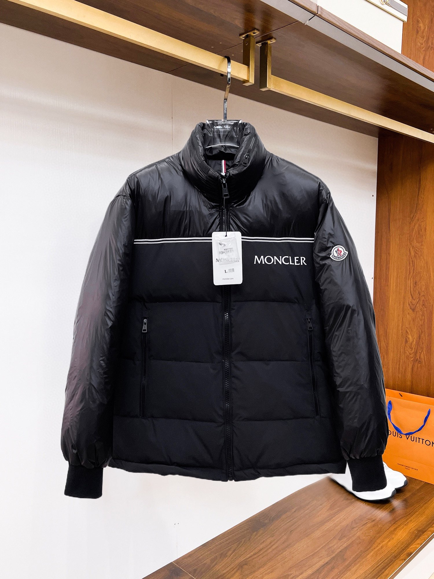 NO:545201,The new down jacket for 2025 autumn and winter. This one is known as the most expensive down jacket in the world, with all 90 down jackets. With the classic logo combination, the first thing you see is full of visual impact, excellent warmth, lightweight and not heavy, and the compressed fluffy is good, and it collects heat locking!  Personalized color-blocking design, fresh and energetic!  There are too many versions on the market. In addition to the different fabric workmanship, the biggest difference is that the filling is not goose down but silk or touch down, etc., and it is not easy to distinguish if you don’t understand it. In addition, the fabric and workmanship are definitely not the same level. In short, you will definitely not go off the line. You can buy all the exclusive colors and develop them. Those who understand the quality of our down jackets can be assured to close their eyes and recommend them. The three standards are complete!  Men and women's same series!  Number of code M-3XL. Maximum wear to 200 catties, Moncler, down jacket, alexander wang19860909蒙口 2025秋冬新款羽绒服.这款号称羽绒服届最贵的,全部90绒的.带着经典的Logo组合搭配,第一眼看到就是满满的视觉冲击,保暖性能更出色,轻便不厚重,且压缩后的蓬松度恢复性好,聚热锁温！个性的拼色设计,清新有活力！市面流通的版本实在太多了,除了面料做工不同外,最大的区别就是填充物根本不是鹅绒而是羽丝或手感绒等等,而不懂的根本不容易区分.另外面料和做工也绝对不是一个级别,总之认准我们,让你绝对不跑偏,独家全色全部购入正版开发,懂我们家羽绒服质量的,完全可以放心闭眼推.三标齐全！男女同款系列！码数M-3XL.最大穿到200斤,,Moncler,down jacket,alexander wang,Men's clothing