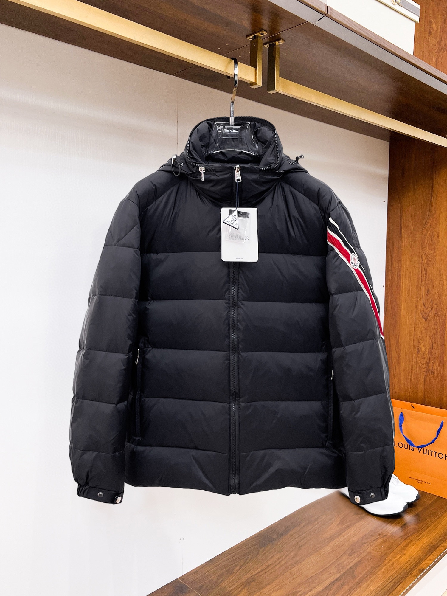 NO:545138,Mengkou's new 2025 autumn and winter down jacket. This is known as the most expensive down jacket in the world, all 90 down. With a classic logo combination, it is full of visual impact at first sight. It has better thermal insulation performance, is light and not heavy, and has good loft recovery after compression, and it can gather heat and lock in temperature!  Personalized color matching design, fresh and energetic!  There are too many versions circulating in the market. In addition to the different fabrics and workmanship, the biggest difference is that the filling is not goose down at all but feather silk or velvet, etc., and it is not easy to distinguish for those who don’t understand. In addition, the fabrics and workmanship are definitely not of the same level. In short, look for us and you will never go astray. All the exclusive full colors are purchased from genuine development. If you understand the quality of our down jackets, you can safely recommend it with your eyes closed. The three standards are complete!  Uniform series for men and women!  Size M-3XL. Can be worn up to 200 pounds, Moncler, down jacket, alexander wang19860909蒙口 2025秋冬新款羽绒服.这款号称羽绒服届最贵的,全部90绒的.带着经典的Logo组合搭配,第一眼看到就是满满的视觉冲击,保暖性能更出色,轻便不厚重,且压缩后的蓬松度恢复性好,聚热锁温！个性的拼色设计,清新有活力！市面流通的版本实在太多了,除了面料做工不同外,最大的区别就是填充物根本不是鹅绒而是羽丝或手感绒等等,而不懂的根本不容易区分.另外面料和做工也绝对不是一个级别,总之认准我们,让你绝对不跑偏,独家全色全部购入正版开发,懂我们家羽绒服质量的,完全可以放心闭眼推.三标齐全！男女同款系列！码数M-3XL.最大穿到200斤,,Moncler,down jacket,alexander wang,Men's clothing