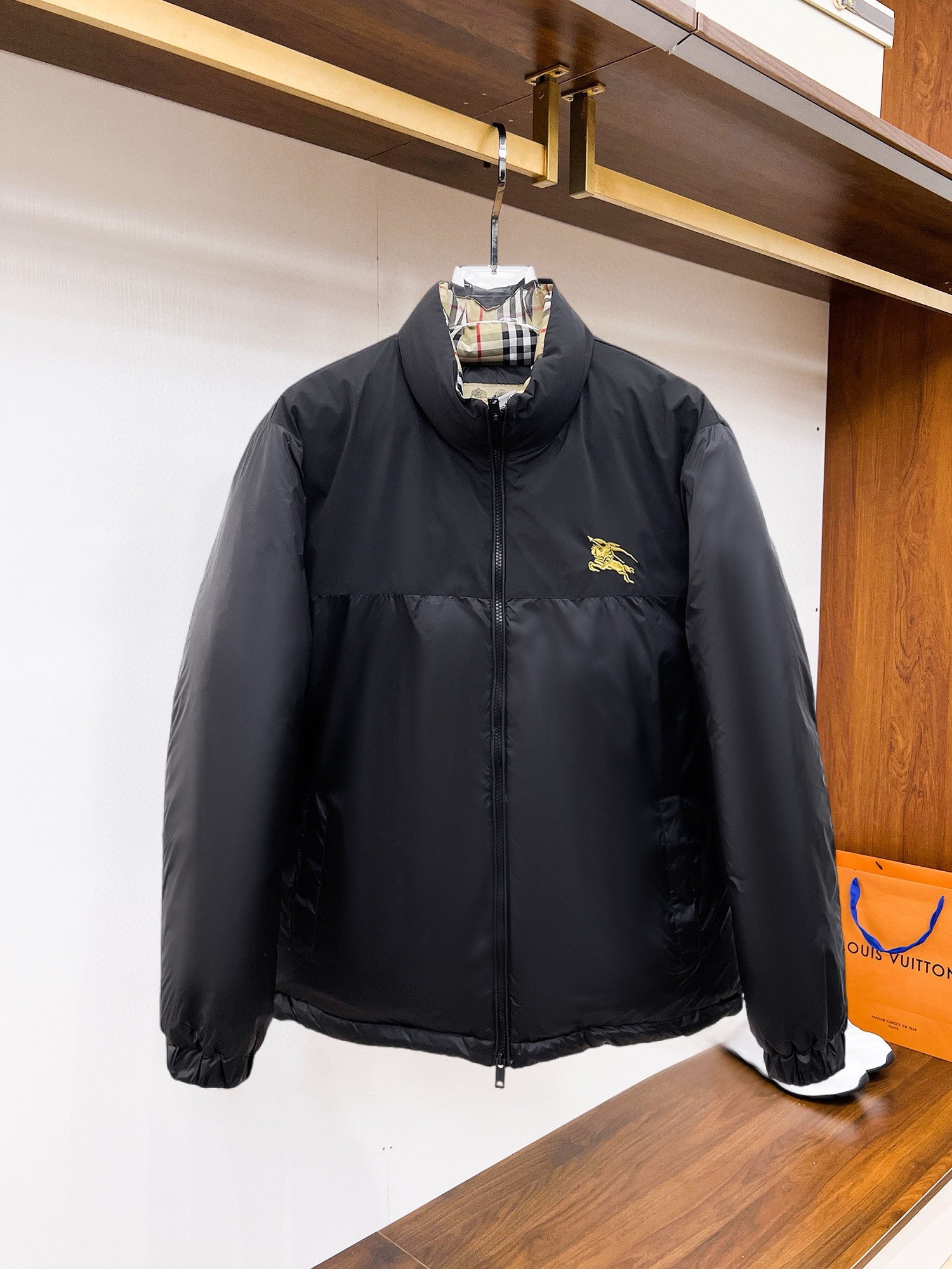 NO:545197,Burberry's new down jacket for autumn and winter 2025. This one is known as the most expensive down jacket in the world, with all 90 down ones. With the classic logo combination, the first thing you see is full of visual impact, excellent warmth, lightweight and not heavy, and the compressed fluffy is good, and the heat-locking temperature is concentrated!  Personalized color-blocking design, fresh and energetic!  There are too many versions on the market. In addition to the different fabric workmanship, the biggest difference is that the filling is not goose down but silk or touch down, etc., and it is not easy to distinguish if you don’t understand it. In addition, the fabric and workmanship are definitely not the same level. In short, you will definitely not go off the line. You can buy all the exclusive colors and develop them. Those who understand the quality of our down jackets can be assured to close their eyes and recommend them. The three standards are complete!  Men and women's same series!  The code number M-3XL. The maximum wear is 200 catties, burberry, down jacket, alexander wang19860909巴宝莉 2025秋冬新款羽绒服.这款号称羽绒服届最贵的,全部90绒的.带着经典的Logo组合搭配,第一眼看到就是满满的视觉冲击,保暖性能更出色,轻便不厚重,且压缩后的蓬松度恢复性好,聚热锁温！个性的拼色设计,清新有活力！市面流通的版本实在太多了,除了面料做工不同外,最大的区别就是填充物根本不是鹅绒而是羽丝或手感绒等等,而不懂的根本不容易区分.另外面料和做工也绝对不是一个级别,总之认准我们,让你绝对不跑偏,独家全色全部购入正版开发,懂我们家羽绒服质量的,完全可以放心闭眼推.三标齐全！男女同款系列！码数M-3XL.最大穿到200斤,,burberry,down jacket,alexander wang,Men's clothing