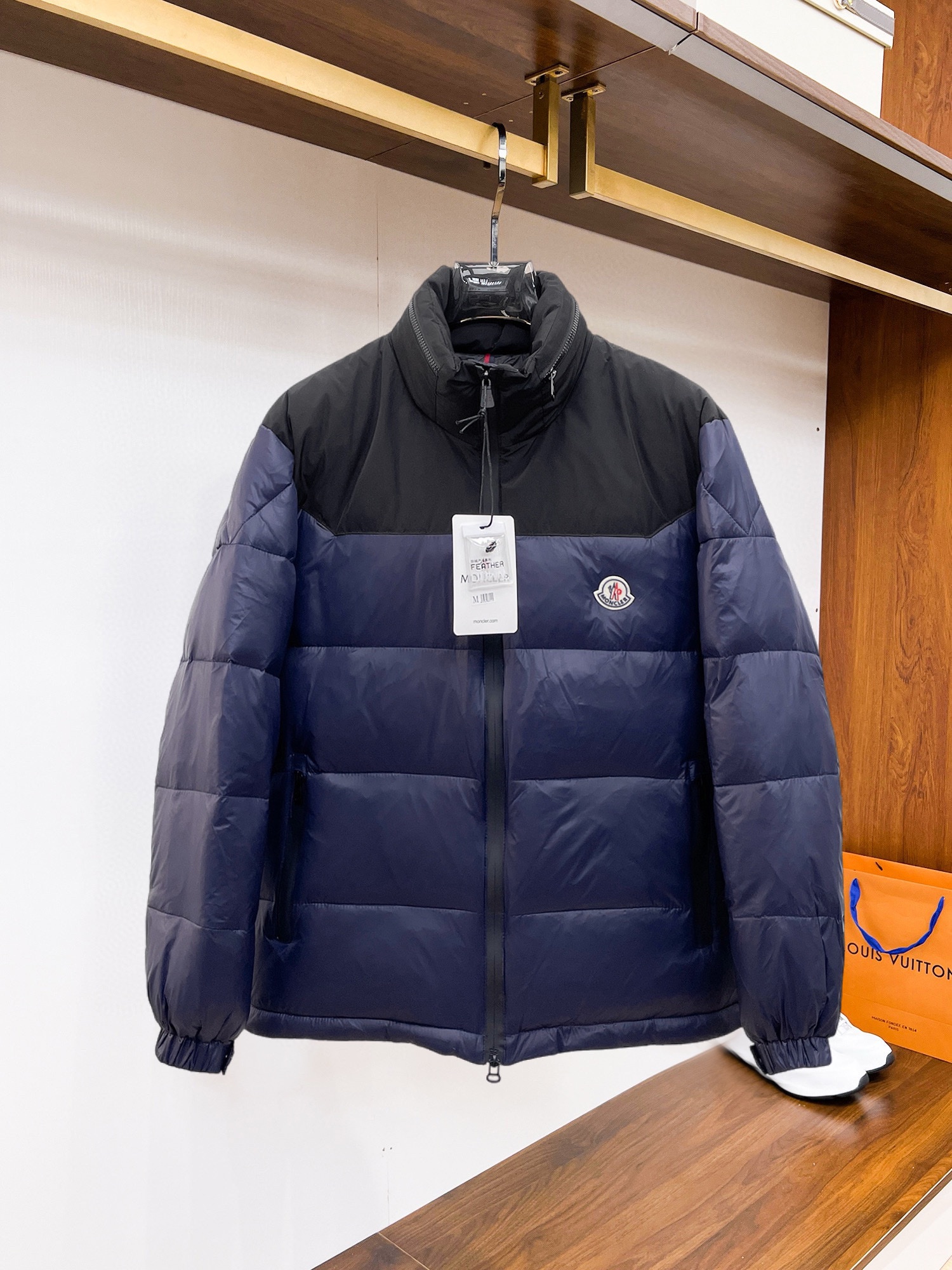 NO:545189,The new down jacket for 2025 autumn and winter. This one is known as the most expensive down jacket in the world, with all 90 down jackets. With the classic logo combination, the first thing you see is full of visual impact, excellent warmth, lightweight and not heavy, and the compressed fluffy is good, and it collects heat locking!  Personalized color-blocking design, fresh and energetic!  There are too many versions on the market. In addition to the different fabric workmanship, the biggest difference is that the filling is not goose down but silk or touch down, etc., and it is not easy to distinguish if you don’t understand it. In addition, the fabric and workmanship are definitely not the same level. In short, you will definitely not go off the line. You can buy all the exclusive colors and develop them. Those who understand the quality of our down jackets can be assured to close their eyes and recommend them. The three standards are complete!  Men and women's same series!  Number of code M-3XL. Maximum wear to 200 catties, Moncler, down jacket, alexander wang19860909蒙口 2025秋冬新款羽绒服.这款号称羽绒服届最贵的,全部90绒的.带着经典的Logo组合搭配,第一眼看到就是满满的视觉冲击,保暖性能更出色,轻便不厚重,且压缩后的蓬松度恢复性好,聚热锁温！个性的拼色设计,清新有活力！市面流通的版本实在太多了,除了面料做工不同外,最大的区别就是填充物根本不是鹅绒而是羽丝或手感绒等等,而不懂的根本不容易区分.另外面料和做工也绝对不是一个级别,总之认准我们,让你绝对不跑偏,独家全色全部购入正版开发,懂我们家羽绒服质量的,完全可以放心闭眼推.三标齐全！男女同款系列！码数M-3XL.最大穿到200斤,,Moncler,down jacket,alexander wang,Men's clothing