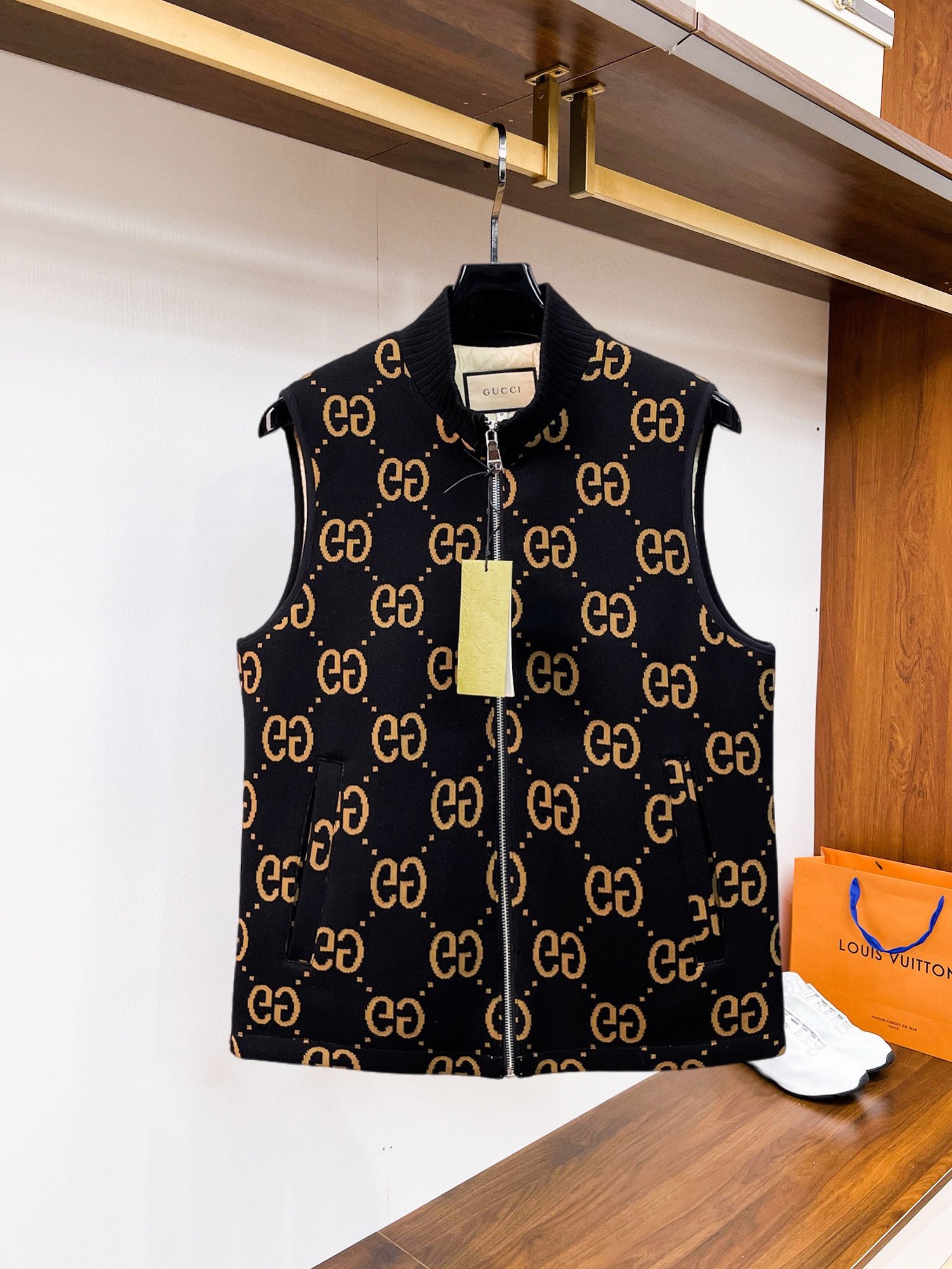 NO:545030,Guqi 2025 autumn and winter new down vest. This model is known as the most expensive down vest in the world, with all 90 velvets. With the classic logo combination, the first thing you see is full of visual impact, excellent warmth, lightweight and not heavy, and the compressed fluffy is good, and the heat-locking temperature is concentrated!  Personalized color-blocking design, fresh and energetic!  There are too many versions on the market. In addition to the different fabric workmanship, the biggest difference is that the filling is not goose down but silk or touch down, etc., and it is not easy to distinguish if you don’t understand it. In addition, the fabric and workmanship are definitely not the same level. In short, you will definitely not go off the line. You can buy all the exclusive colors and develop them. Those who understand the quality of our down jackets can be assured to close their eyes and recommend them. The three standards are complete!  Men and women's same series!  Number of code M-3XL. Maximum wear to 200 catties, down jacket, alexander wang19860909古奇 2025秋冬新款羽绒马甲.这款号称羽绒马甲届最贵的,全部90绒的.带着经典的Logo组合搭配,第一眼看到就是满满的视觉冲击,保暖性能更出色,轻便不厚重,且压缩后的蓬松度恢复性好,聚热锁温！个性的拼色设计,清新有活力！市面流通的版本实在太多了,除了面料做工不同外,最大的区别就是填充物根本不是鹅绒而是羽丝或手感绒等等,而不懂的根本不容易区分.另外面料和做工也绝对不是一个级别,总之认准我们,让你绝对不跑偏,独家全色全部购入正版开发,懂我们家羽绒服质量的,完全可以放心闭眼推.三标齐全！男女同款系列！码数M-3XL.最大穿到200斤,,down jacket,alexander wang,Men's clothing