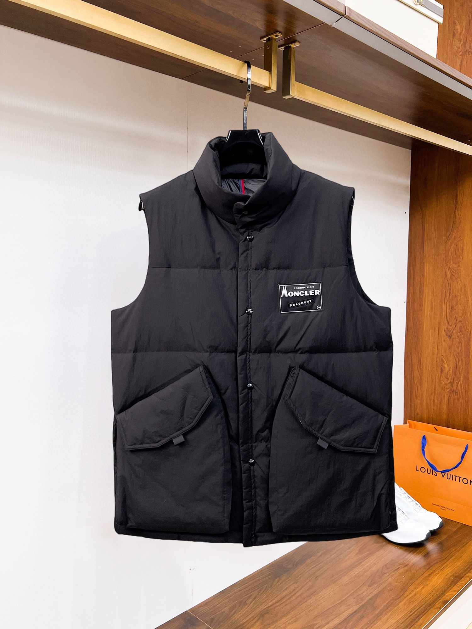 NO:545038,The new down vest for 2025 autumn and winter. This model is known as the most expensive down vest in the world, with all 90 velvets. With the classic logo combination, the first thing you see is full of visual impact, excellent warmth, lightweight and not heavy, and the compressed fluffy is good, and the heat-locking temperature is concentrated!  Personalized color-blocking design, fresh and energetic!  There are too many versions on the market. In addition to the different fabric workmanship, the biggest difference is that the filling is not goose down but silk or touch down, etc., and it is not easy to distinguish if you don’t understand it. In addition, the fabric and workmanship are definitely not the same level. In short, you will definitely not go off the line. You can buy all the exclusive colors and develop them. Those who understand the quality of our down jackets can be assured to close their eyes and recommend them. The three standards are complete!  Men and women's same series!  Number of code M-3XL. Maximum wear to 200 catties, Moncler, down jacket, alexander wang19860909蒙口 2025秋冬新款羽绒马甲.这款号称羽绒马甲届最贵的,全部90绒的.带着经典的Logo组合搭配,第一眼看到就是满满的视觉冲击,保暖性能更出色,轻便不厚重,且压缩后的蓬松度恢复性好,聚热锁温！个性的拼色设计,清新有活力！市面流通的版本实在太多了,除了面料做工不同外,最大的区别就是填充物根本不是鹅绒而是羽丝或手感绒等等,而不懂的根本不容易区分.另外面料和做工也绝对不是一个级别,总之认准我们,让你绝对不跑偏,独家全色全部购入正版开发,懂我们家羽绒服质量的,完全可以放心闭眼推.三标齐全！男女同款系列！码数M-3XL.最大穿到200斤,,Moncler,down jacket,alexander wang,Men's clothing