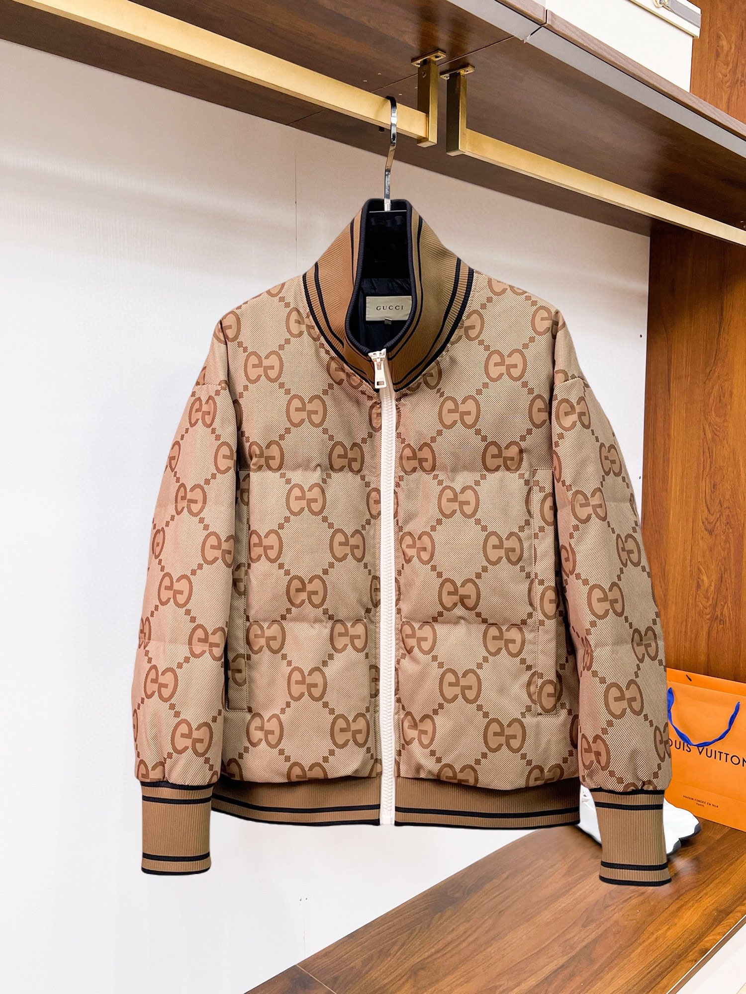 NO:545089,Guqi 2025 autumn and winter new down jacket. This one is known as the most expensive down jacket, all with 90 down jackets. With the classic logo combination, the first thing you see is full of visual impact, excellent warmth, lightweight and not heavy, and the compressed fluffy is good, and it collects heat locking!  Personalized color-blocking design, fresh and energetic!  There are too many versions on the market. In addition to the different fabric workmanship, the biggest difference is that the filling is not goose down but silk or touch down, etc., and it is not easy to distinguish if you don’t understand it. In addition, the fabric and workmanship are definitely not the same level. In short, you will definitely not go off the line. You can buy all the exclusive colors and develop genuine products. Those who understand the quality of our down jackets can be assured to close their eyes. The three standards are complete!  Men and women's same series!  Number of code M-3XL. Maximum wear to 200 catties, down jacket, alexander wang19860909古奇 2025秋冬新款羽绒服.这款号称羽绒服届最贵的,全部90绒的.带着经典的Logo组合搭配,第一眼看到就是满满的视觉冲击,保暖性能更出色,轻便不厚重,且压缩后的蓬松度恢复性好,聚热锁温！个性的拼色设计,清新有活力！市面流通的版本实在太多了,除了面料做工不同外,最大的区别就是填充物根本不是鹅绒而是羽丝或手感绒等等,而不懂的根本不容易区分.另外面料和做工也绝对不是一个级别,总之认准我们,让你绝对不跑偏,独家全色全部购入正版开发,懂我们家羽绒服质量的,完全可以放心闭眼推.三标齐全！男女同款系列！码数M-3XL.最大穿到200斤,,down jacket,alexander wang,Men's clothing