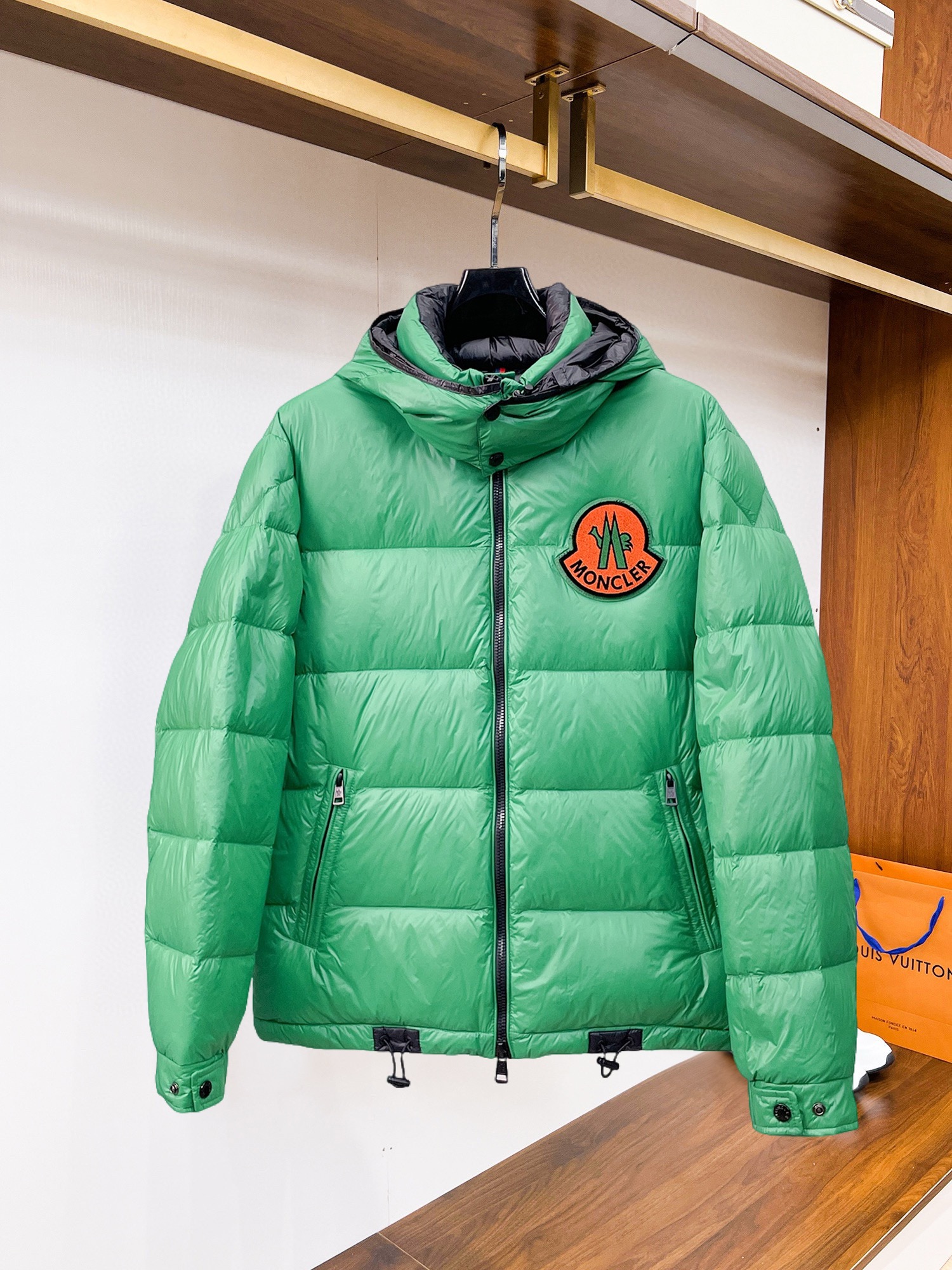 NO:545165,Mengkou's new 2025 autumn and winter down jacket. This is known as the most expensive down jacket in the world, all 90 down. With a classic logo combination, it is full of visual impact at first sight. It has better thermal insulation performance, is light and not heavy, and has good loft recovery after compression, and it can gather heat and lock in temperature!  Personalized color matching design, fresh and energetic!  There are too many versions circulating in the market. In addition to the different fabrics and workmanship, the biggest difference is that the filling is not goose down at all but feather silk or velvet, etc., and it is not easy to distinguish for those who don’t understand. In addition, the fabrics and workmanship are definitely not of the same level. In short, look for us and you will never go astray. All the exclusive full colors are purchased from genuine development. If you understand the quality of our down jackets, you can safely recommend it with your eyes closed. The three standards are complete!  Uniform series for men and women!  Size M-3XL. Can be worn up to 200 pounds, Moncler, down jacket, alexander wang19860909蒙口 2025秋冬新款羽绒服.这款号称羽绒服届最贵的,全部90绒的.带着经典的Logo组合搭配,第一眼看到就是满满的视觉冲击,保暖性能更出色,轻便不厚重,且压缩后的蓬松度恢复性好,聚热锁温！个性的拼色设计,清新有活力！市面流通的版本实在太多了,除了面料做工不同外,最大的区别就是填充物根本不是鹅绒而是羽丝或手感绒等等,而不懂的根本不容易区分.另外面料和做工也绝对不是一个级别,总之认准我们,让你绝对不跑偏,独家全色全部购入正版开发,懂我们家羽绒服质量的,完全可以放心闭眼推.三标齐全！男女同款系列！码数M-3XL.最大穿到200斤,,Moncler,down jacket,alexander wang,Men's clothing