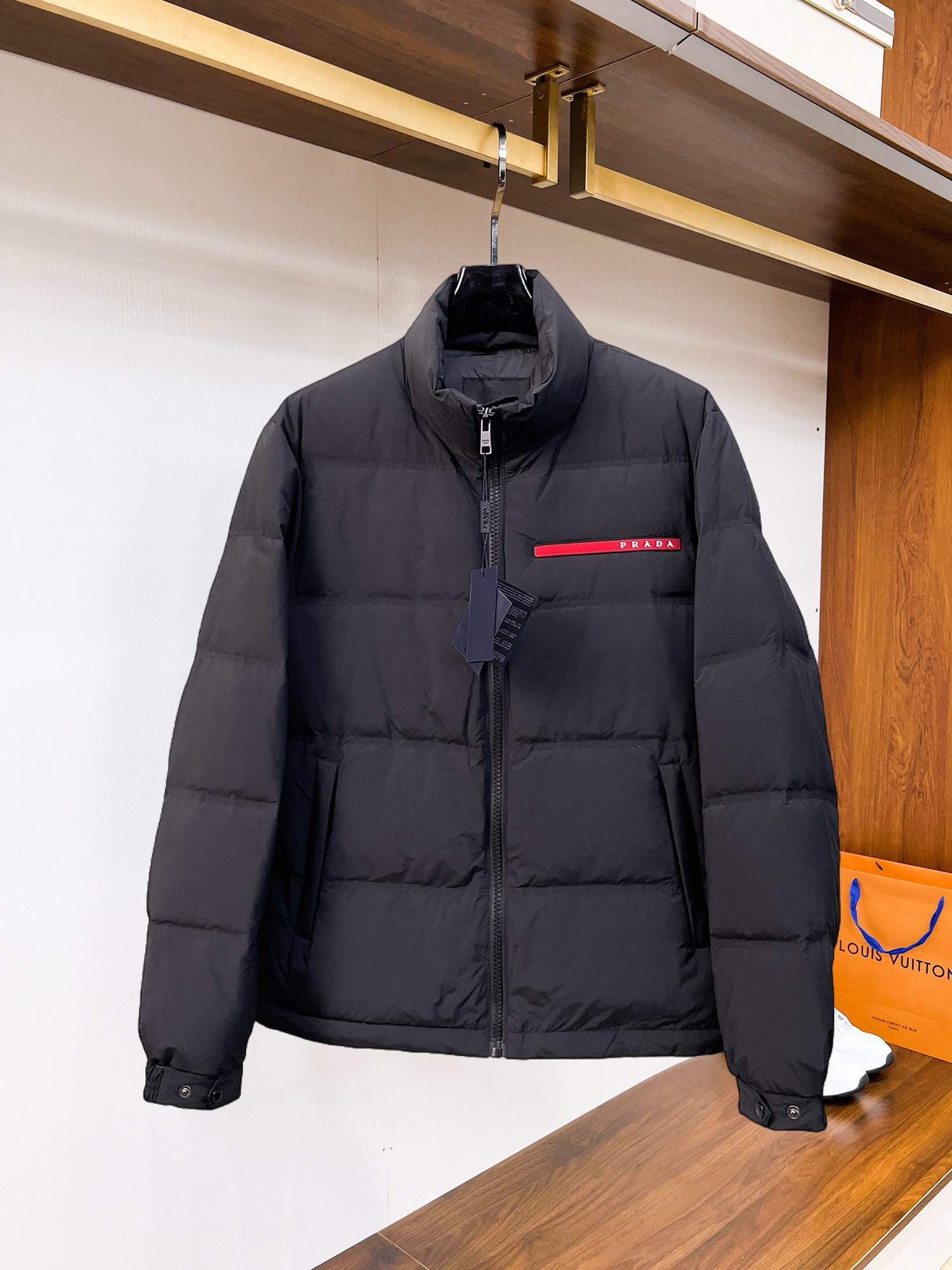 NO:545159,Prada 2025 autumn and winter new down jacket. This one is known as the most expensive down jacket, all with 90 down jackets. With the classic logo combination, the first thing you see is full of visual impact, excellent warmth, lightweight and not heavy, and the compressed fluffy is good, and it collects heat locking!  Personalized color-blocking design, fresh and energetic!  There are too many versions on the market. In addition to the different fabric workmanship, the biggest difference is that the filling is not goose down but silk or touch down, etc., and it is not easy to distinguish if you don’t understand it. In addition, the fabric and workmanship are definitely not the same level. In short, you will definitely not go off the line. You can buy all the exclusive colors and develop genuine products. Those who understand the quality of our down jackets can be assured to close their eyes. The three standards are complete!  Men and women's same series!  Number of code M-3XL. Maximum wear to 200 catties, prada, down jacket, alexander wang19860909普拉达 2025秋冬新款羽绒服.这款号称羽绒服届最贵的,全部90绒的.带着经典的Logo组合搭配,第一眼看到就是满满的视觉冲击,保暖性能更出色,轻便不厚重,且压缩后的蓬松度恢复性好,聚热锁温！个性的拼色设计,清新有活力！市面流通的版本实在太多了,除了面料做工不同外,最大的区别就是填充物根本不是鹅绒而是羽丝或手感绒等等,而不懂的根本不容易区分.另外面料和做工也绝对不是一个级别,总之认准我们,让你绝对不跑偏,独家全色全部购入正版开发,懂我们家羽绒服质量的,完全可以放心闭眼推.三标齐全！男女同款系列！码数M-3XL.最大穿到200斤,,prada,down jacket,alexander wang,Men's clothing