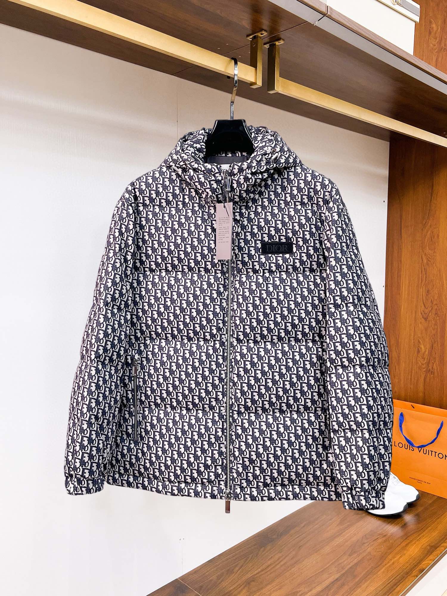 NO:545153,Dior's new 2025 autumn and winter down jacket. This is known as the most expensive down jacket in the world, all 90 down. With a classic logo combination, it is full of visual impact at first sight. It has better thermal insulation performance, is light and not heavy, and has good loft recovery after compression, and it can gather heat and lock in temperature!  Personalized color matching design, fresh and energetic!  There are too many versions circulating in the market. In addition to the different fabrics and workmanship, the biggest difference is that the filling is not goose down at all but feather silk or velvet, etc., and it is not easy to distinguish for those who don’t understand. In addition, the fabrics and workmanship are definitely not of the same level. In short, look for us and you will never go astray. All the exclusive full colors are purchased from genuine development. If you understand the quality of our down jackets, you can safely recommend it with your eyes closed. The three standards are complete!  Uniform series for men and women!  Size M-3XL. Can be worn up to 200 pounds, dior, down jacket, alexander wang19860909迪奥 2025秋冬新款羽绒服.这款号称羽绒服届最贵的,全部90绒的.带着经典的Logo组合搭配,第一眼看到就是满满的视觉冲击,保暖性能更出色,轻便不厚重,且压缩后的蓬松度恢复性好,聚热锁温！个性的拼色设计,清新有活力！市面流通的版本实在太多了,除了面料做工不同外,最大的区别就是填充物根本不是鹅绒而是羽丝或手感绒等等,而不懂的根本不容易区分.另外面料和做工也绝对不是一个级别,总之认准我们,让你绝对不跑偏,独家全色全部购入正版开发,懂我们家羽绒服质量的,完全可以放心闭眼推.三标齐全！男女同款系列！码数M-3XL.最大穿到200斤,,dior,down jacket,alexander wang,Men's clothing