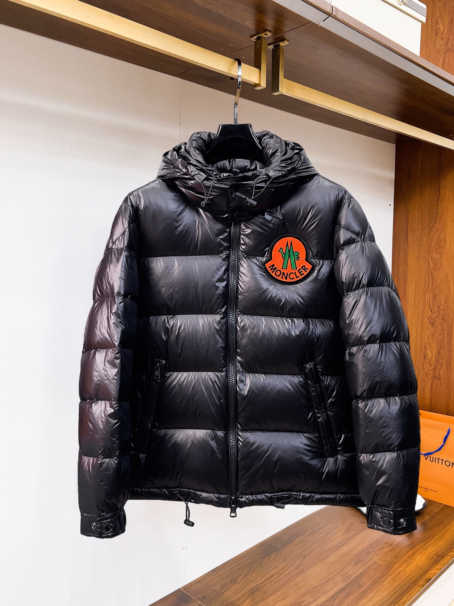 NO:545147,The new down jacket for 2025 autumn and winter. This one is known as the most expensive down jacket in the world, with all 90 down jackets. With the classic logo combination, the first thing you see is full of visual impact, excellent warmth, lightweight and not heavy, and the compressed fluffy is good, and it collects heat locking!  Personalized color-blocking design, fresh and energetic!  There are too many versions on the market. In addition to the different fabric workmanship, the biggest difference is that the filling is not goose down but silk or touch down, etc., and it is not easy to distinguish if you don’t understand it. In addition, the fabric and workmanship are definitely not the same level. In short, you will definitely not go off the line. You can buy all the exclusive colors and develop genuine products. Those who understand the quality of our down jackets can be assured to close their eyes. The three standards are complete!  Men and women's same series!  Number of code M-3XL. Maximum wear to 200 catties, Moncler, down jacket, alexander wang19860909蒙口 2025秋冬新款羽绒服.这款号称羽绒服届最贵的,全部90绒的.带着经典的Logo组合搭配,第一眼看到就是满满的视觉冲击,保暖性能更出色,轻便不厚重,且压缩后的蓬松度恢复性好,聚热锁温！个性的拼色设计,清新有活力！市面流通的版本实在太多了,除了面料做工不同外,最大的区别就是填充物根本不是鹅绒而是羽丝或手感绒等等,而不懂的根本不容易区分.另外面料和做工也绝对不是一个级别,总之认准我们,让你绝对不跑偏,独家全色全部购入正版开发,懂我们家羽绒服质量的,完全可以放心闭眼推.三标齐全！男女同款系列！码数M-3XL.最大穿到200斤,,Moncler,down jacket,alexander wang,Men's clothing