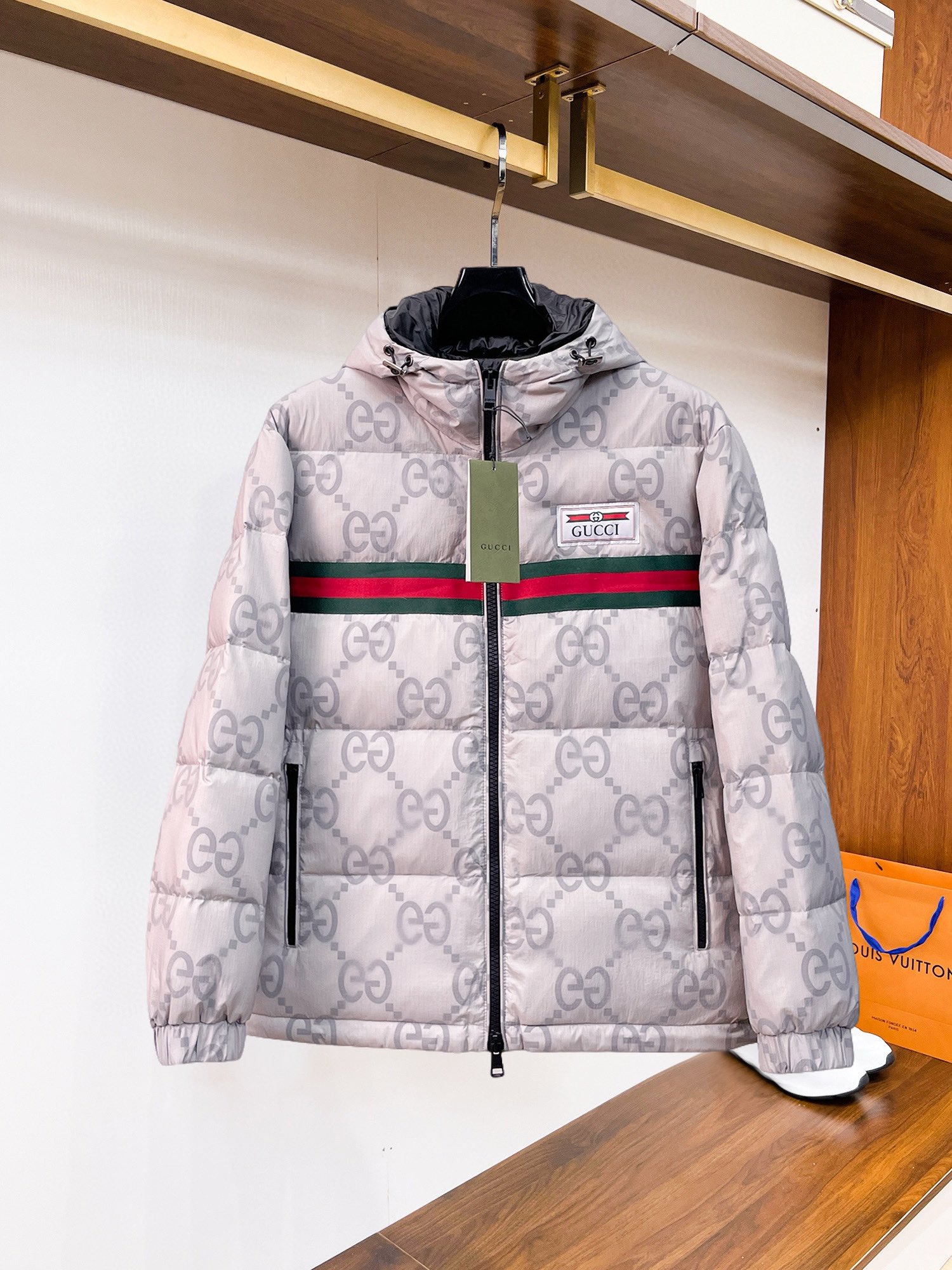 NO:545101,Guqi 2025 autumn and winter new down jacket. This one is known as the most expensive down jacket, all with 90 down jackets. With the classic logo combination, the first thing you see is full of visual impact, excellent warmth, lightweight and not heavy, and the compressed fluffy is good, and it collects heat locking!  Personalized color-blocking design, fresh and energetic!  There are too many versions on the market. In addition to the different fabric workmanship, the biggest difference is that the filling is not goose down but silk or touch down, etc., and it is not easy to distinguish if you don’t understand it. In addition, the fabric and workmanship are definitely not the same level. In short, you will definitely not go off the line. You can buy all the exclusive colors and develop genuine products. Those who understand the quality of our down jackets can be assured to close their eyes. The three standards are complete!  Men and women's same series!  Number of code M-3XL. Maximum wear to 200 catties, down jacket, alexander wang19860909古奇 2025秋冬新款羽绒服.这款号称羽绒服届最贵的,全部90绒的.带着经典的Logo组合搭配,第一眼看到就是满满的视觉冲击,保暖性能更出色,轻便不厚重,且压缩后的蓬松度恢复性好,聚热锁温！个性的拼色设计,清新有活力！市面流通的版本实在太多了,除了面料做工不同外,最大的区别就是填充物根本不是鹅绒而是羽丝或手感绒等等,而不懂的根本不容易区分.另外面料和做工也绝对不是一个级别,总之认准我们,让你绝对不跑偏,独家全色全部购入正版开发,懂我们家羽绒服质量的,完全可以放心闭眼推.三标齐全！男女同款系列！码数M-3XL.最大穿到200斤,,down jacket,alexander wang,Men's clothing