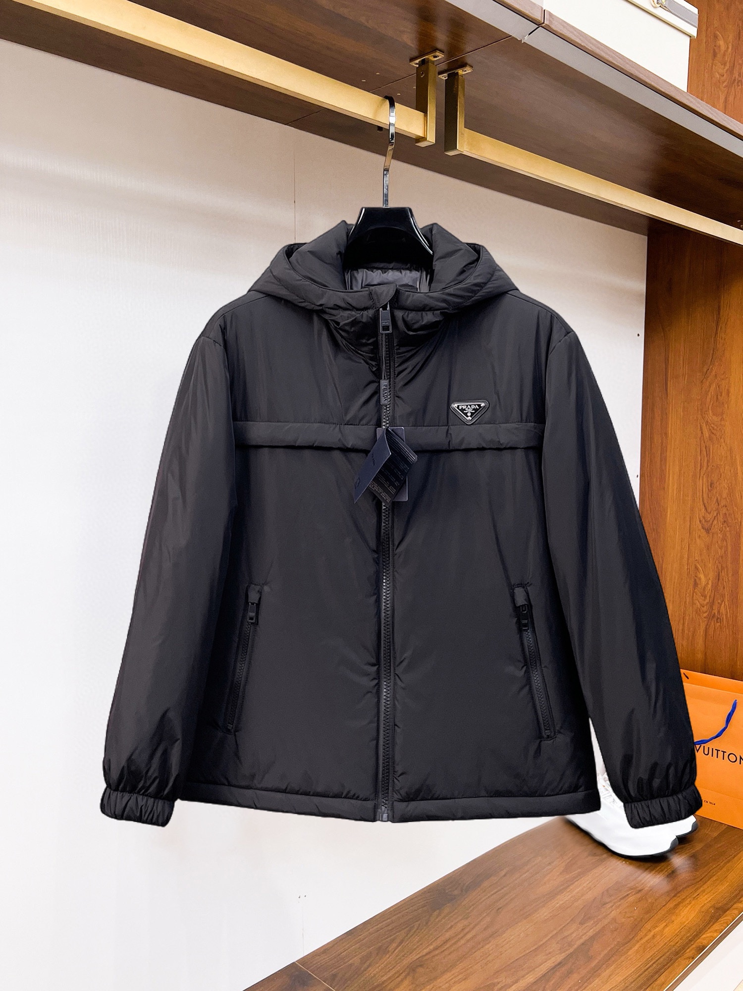 NO:545141,Prada 2025 autumn and winter new down jacket. This one is known as the most expensive down jacket, all with 90 down jackets. With the classic logo combination, the first thing you see is full of visual impact, excellent warmth, lightweight and not heavy, and the compressed fluffy is good, and it collects heat locking!  Personalized color-blocking design, fresh and energetic!  There are too many versions on the market. In addition to the different fabric workmanship, the biggest difference is that the filling is not goose down but silk or touch down, etc., and it is not easy to distinguish if you don’t understand it. In addition, the fabric and workmanship are definitely not the same level. In short, you will definitely not go off the line. You can buy all the exclusive colors and develop them. Those who understand the quality of our down jackets can be assured to close their eyes and recommend them. The three standards are complete!  Men and women's same series!  Number of code M-3XL. Maximum wear to 200 catties, prada, down jacket, alexander wang19860909普拉达 2025秋冬新款羽绒服.这款号称羽绒服届最贵的,全部90绒的.带着经典的Logo组合搭配,第一眼看到就是满满的视觉冲击,保暖性能更出色,轻便不厚重,且压缩后的蓬松度恢复性好,聚热锁温！个性的拼色设计,清新有活力！市面流通的版本实在太多了,除了面料做工不同外,最大的区别就是填充物根本不是鹅绒而是羽丝或手感绒等等,而不懂的根本不容易区分.另外面料和做工也绝对不是一个级别,总之认准我们,让你绝对不跑偏,独家全色全部购入正版开发,懂我们家羽绒服质量的,完全可以放心闭眼推.三标齐全！男女同款系列！码数M-3XL.最大穿到200斤,,prada,down jacket,alexander wang,Men's clothing