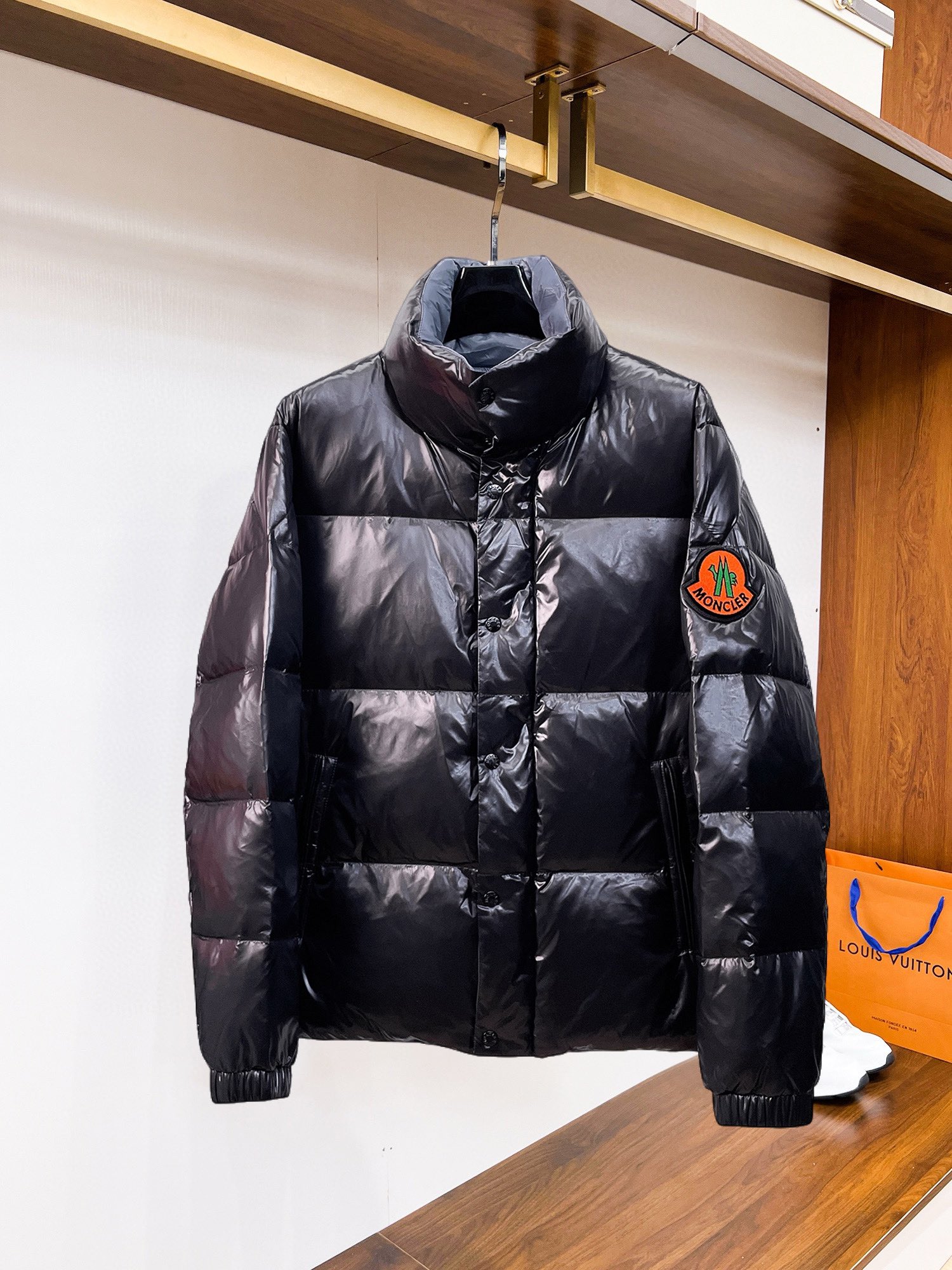 NO:545096,The new down jacket for 2025 autumn and winter. This one is known as the most expensive down jacket in the world, with all 90 down jackets. With the classic logo combination, the first thing you see is full of visual impact, excellent warmth, lightweight and not heavy, and the compressed fluffy is good, and it collects heat locking!  Personalized color-blocking design, fresh and energetic!  There are too many versions on the market. In addition to the different fabric workmanship, the biggest difference is that the filling is not goose down but silk or touch down, etc., and it is not easy to distinguish if you don’t understand it. In addition, the fabric and workmanship are definitely not the same level. In short, you will definitely not go off the line. You can buy all the exclusive colors and develop them. Those who understand the quality of our down jackets can be assured to close their eyes and recommend them. The three standards are complete!  Men and women's same series!  Number of code M-3XL. Maximum wear to 200 catties, Moncler, down jacket, alexander wang19860909蒙口 2025秋冬新款羽绒服.这款号称羽绒服届最贵的,全部90绒的.带着经典的Logo组合搭配,第一眼看到就是满满的视觉冲击,保暖性能更出色,轻便不厚重,且压缩后的蓬松度恢复性好,聚热锁温！个性的拼色设计,清新有活力！市面流通的版本实在太多了,除了面料做工不同外,最大的区别就是填充物根本不是鹅绒而是羽丝或手感绒等等,而不懂的根本不容易区分.另外面料和做工也绝对不是一个级别,总之认准我们,让你绝对不跑偏,独家全色全部购入正版开发,懂我们家羽绒服质量的,完全可以放心闭眼推.三标齐全！男女同款系列！码数M-3XL.最大穿到200斤,,Moncler,down jacket,alexander wang,Men's clothing