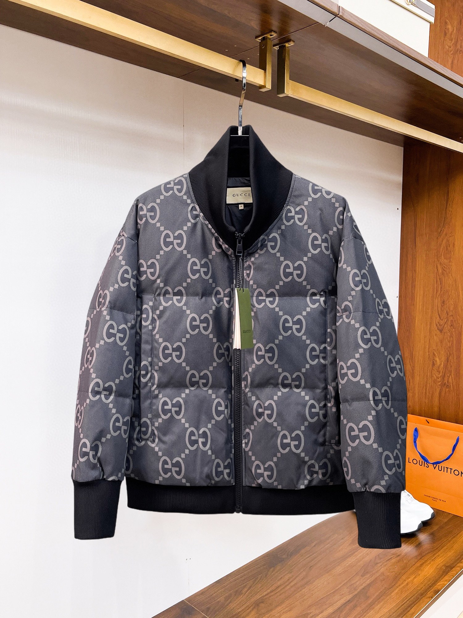 NO:545137,Guqi 2025 autumn and winter new down jacket. This one is known as the most expensive down jacket, all with 90 down jackets. With the classic logo combination, the first thing you see is full of visual impact, excellent warmth, lightweight and not heavy, and the compressed fluffy is good, and it collects heat locking!  Personalized color-blocking design, fresh and energetic!  There are too many versions on the market. In addition to the different fabric workmanship, the biggest difference is that the filling is not goose down but silk or touch down, etc., and it is not easy to distinguish if you don’t understand it. In addition, the fabric and workmanship are definitely not the same level. In short, you will definitely not go off the line. You can buy all the exclusive colors and develop genuine products. Those who understand the quality of our down jackets can be assured to close their eyes. The three standards are complete!  Men and women's same series!  Number of code M-3XL. Maximum wear to 200 catties, down jacket, alexander wang19860909古奇 2025秋冬新款羽绒服.这款号称羽绒服届最贵的,全部90绒的.带着经典的Logo组合搭配,第一眼看到就是满满的视觉冲击,保暖性能更出色,轻便不厚重,且压缩后的蓬松度恢复性好,聚热锁温！个性的拼色设计,清新有活力！市面流通的版本实在太多了,除了面料做工不同外,最大的区别就是填充物根本不是鹅绒而是羽丝或手感绒等等,而不懂的根本不容易区分.另外面料和做工也绝对不是一个级别,总之认准我们,让你绝对不跑偏,独家全色全部购入正版开发,懂我们家羽绒服质量的,完全可以放心闭眼推.三标齐全！男女同款系列！码数M-3XL.最大穿到200斤,,down jacket,alexander wang,Men's clothing