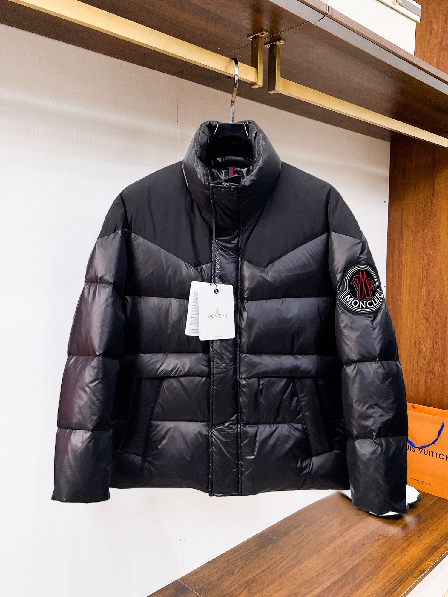 NO:545130,The new down jacket for 2025 autumn and winter. This one is known as the most expensive down jacket in the world, with all 90 down jackets. With the classic logo combination, the first thing you see is full of visual impact, excellent warmth, lightweight and not heavy, and the compressed fluffy is good, and it collects heat locking!  Personalized color-blocking design, fresh and energetic!  There are too many versions on the market. In addition to the different fabric workmanship, the biggest difference is that the filling is not goose down but silk or touch down, etc., and it is not easy to distinguish if you don’t understand it. In addition, the fabric and workmanship are definitely not the same level. In short, you will definitely not go off the line. You can buy all the exclusive colors and develop genuine products. Those who understand the quality of our down jackets can be assured to close their eyes. The three standards are complete!  Men and women's same series!  Number of code M-3XL. Maximum wear to 200 catties, Moncler, down jacket, alexander wang19860909蒙口 2025秋冬新款羽绒服.这款号称羽绒服届最贵的,全部90绒的.带着经典的Logo组合搭配,第一眼看到就是满满的视觉冲击,保暖性能更出色,轻便不厚重,且压缩后的蓬松度恢复性好,聚热锁温！个性的拼色设计,清新有活力！市面流通的版本实在太多了,除了面料做工不同外,最大的区别就是填充物根本不是鹅绒而是羽丝或手感绒等等,而不懂的根本不容易区分.另外面料和做工也绝对不是一个级别,总之认准我们,让你绝对不跑偏,独家全色全部购入正版开发,懂我们家羽绒服质量的,完全可以放心闭眼推.三标齐全！男女同款系列！码数M-3XL.最大穿到200斤,,Moncler,down jacket,alexander wang,Men's clothing