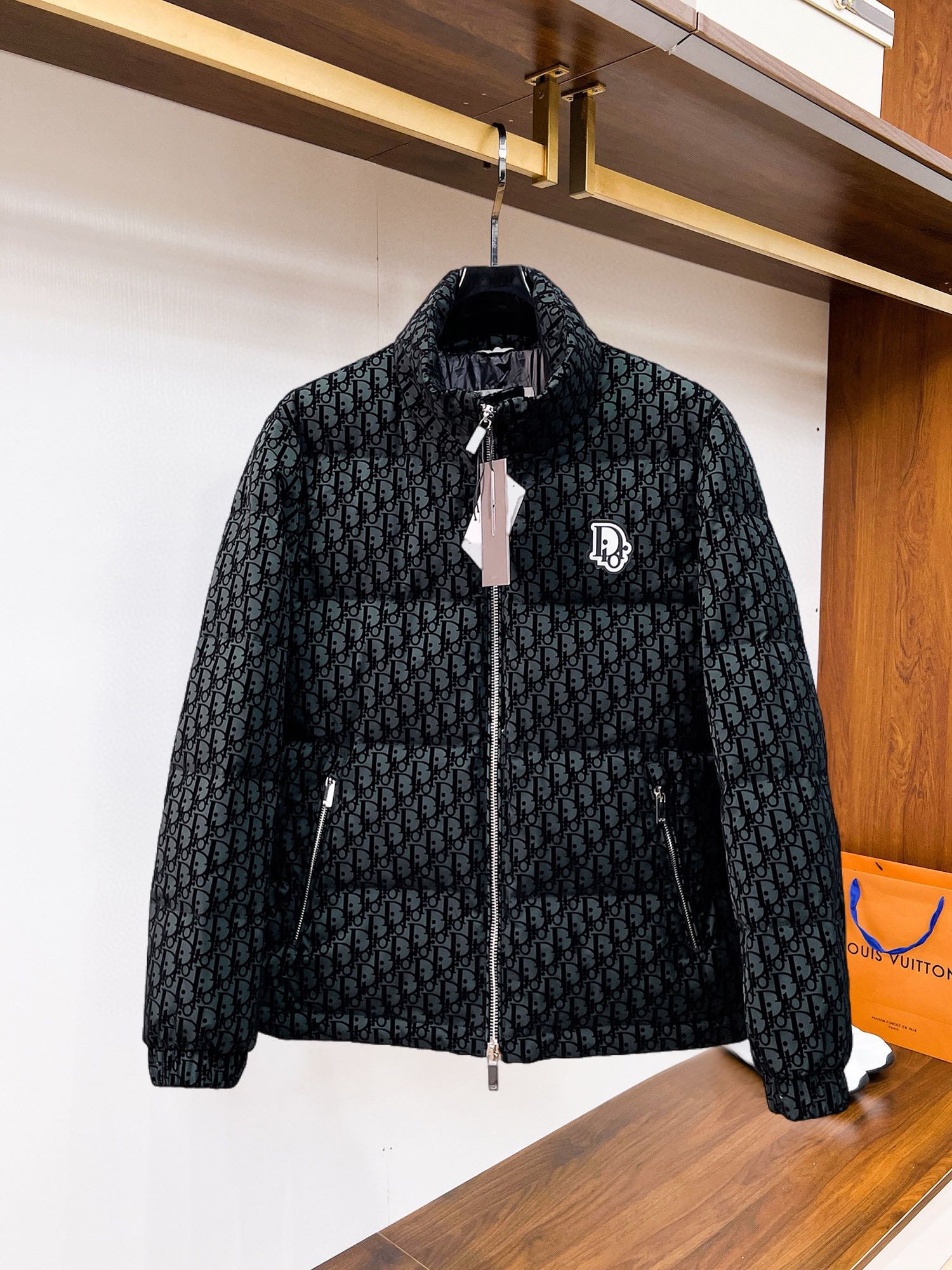 NO:545106,Dior 2025 autumn and winter new down jacket. This one is known as the most expensive down jacket, all with 90 down jackets. With the classic logo combination, the first thing you see is full of visual impact, excellent warmth performance, lightweight and not heavy, and the compressed fluffy is good to recover, and the heat-locking temperature is concentrated!  Personalized color-blocking design, fresh and energetic!  There are too many versions on the market. In addition to the different fabric workmanship, the biggest difference is that the filling is not goose down but silk or touch down, etc., and it is not easy to distinguish if you don’t understand it. In addition, the fabric and workmanship are definitely not the same level. In short, you will definitely not go off the line. You can buy all the exclusive colors and develop them. Those who understand the quality of our down jackets can be assured to close their eyes and recommend them. The three standards are complete!  Men and women's same series!  Number of code M-3XL. Maximum wear to 200 catties, dior, down jacket, alexander wang19860909迪奥 2025秋冬新款羽绒服.这款号称羽绒服届最贵的,全部90绒的.带着经典的Logo组合搭配,第一眼看到就是满满的视觉冲击,保暖性能更出色,轻便不厚重,且压缩后的蓬松度恢复性好,聚热锁温！个性的拼色设计,清新有活力！市面流通的版本实在太多了,除了面料做工不同外,最大的区别就是填充物根本不是鹅绒而是羽丝或手感绒等等,而不懂的根本不容易区分.另外面料和做工也绝对不是一个级别,总之认准我们,让你绝对不跑偏,独家全色全部购入正版开发,懂我们家羽绒服质量的,完全可以放心闭眼推.三标齐全！男女同款系列！码数M-3XL.最大穿到200斤,,dior,down jacket,alexander wang,Men's clothing