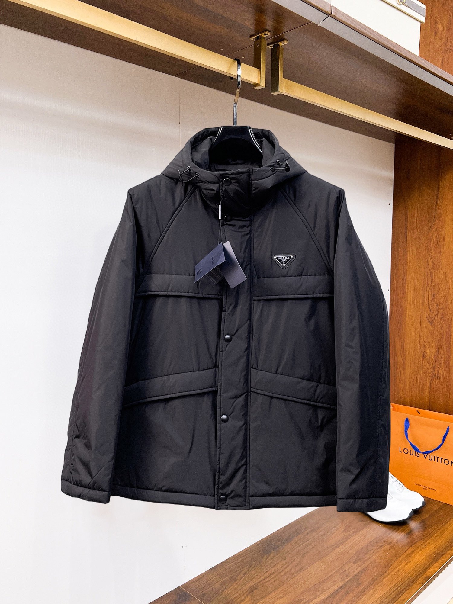 NO:545094,Prada 2025 autumn and winter new cotton jacket. This one is known as the most expensive cotton jacket. It has a classic logo combination. The first thing you see is full of visual impact, with better warmth, lightweight and not heavy, and the fluffy after compression is restored, and the heat-locking temperature is concentrated!  Personalized color-blocking design, fresh and energetic!  There are too many versions on the market. In addition to the different fabric workmanship, the biggest difference is that the filling is not goose down but silk or touch down, etc., and it is not easy to distinguish if you don’t understand it. In addition, the fabric and workmanship are definitely not the same level. In short, you will definitely not go off the line. You can buy all the exclusive colors and develop them. Those who understand the quality of our down jackets can be assured to close their eyes and recommend them. The three standards are complete!  Men and women's same series!  Number of code M-3XL. Maximum wear to 200 catties, prada, down jacket, alexander wang19860909普拉达 2025秋冬新款棉服.这款号称棉服届最贵的,带着经典的Logo组合搭配,第一眼看到就是满满的视觉冲击,保暖性能更出色,轻便不厚重,且压缩后的蓬松度恢复性好,聚热锁温！个性的拼色设计,清新有活力！市面流通的版本实在太多了,除了面料做工不同外,最大的区别就是填充物根本不是鹅绒而是羽丝或手感绒等等,而不懂的根本不容易区分.另外面料和做工也绝对不是一个级别,总之认准我们,让你绝对不跑偏,独家全色全部购入正版开发,懂我们家羽绒服质量的,完全可以放心闭眼推.三标齐全！男女同款系列！码数M-3XL.最大穿到200斤,,prada,down jacket,alexander wang,Men's clothing