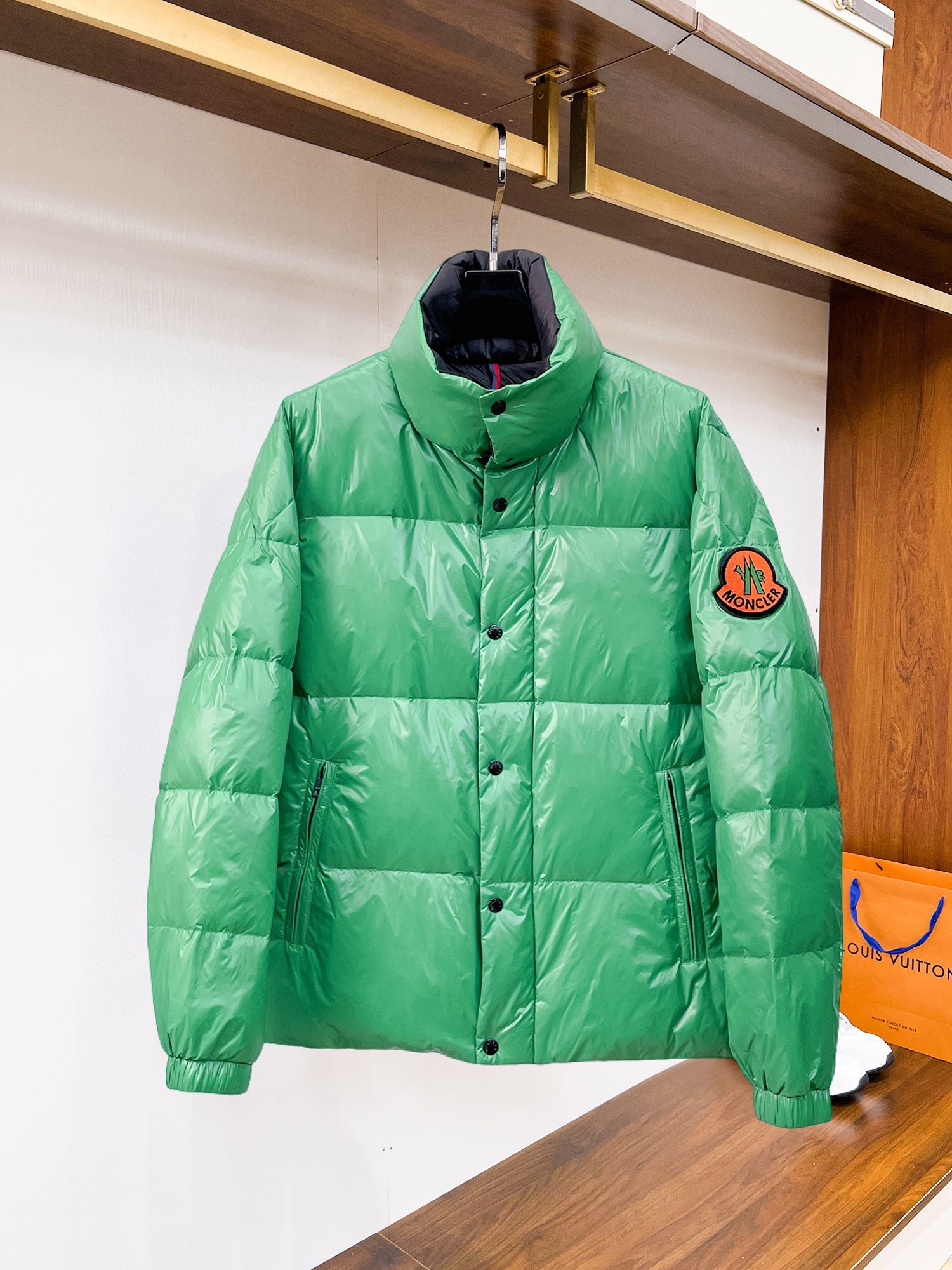 NO:545087,The new down jacket for 2025 autumn and winter. This one is known as the most expensive down jacket in the world, with all 90 down jackets. With the classic logo combination, the first thing you see is full of visual impact, excellent warmth, lightweight and not heavy, and the compressed fluffy is good, and it collects heat locking!  Personalized color-blocking design, fresh and energetic!  There are too many versions on the market. In addition to the different fabric workmanship, the biggest difference is that the filling is not goose down but silk or touch down, etc., and it is not easy to distinguish if you don’t understand it. In addition, the fabric and workmanship are definitely not the same level. In short, you will definitely not go off the line. You can buy all the exclusive colors and develop them. Those who understand the quality of our down jackets can be assured to close their eyes and recommend them. The three standards are complete!  Men and women's same series!  Number of code M-3XL. Maximum wear to 200 catties, Moncler, down jacket, alexander wang19860909蒙口 2025秋冬新款羽绒服.这款号称羽绒服届最贵的,全部90绒的.带着经典的Logo组合搭配,第一眼看到就是满满的视觉冲击,保暖性能更出色,轻便不厚重,且压缩后的蓬松度恢复性好,聚热锁温！个性的拼色设计,清新有活力！市面流通的版本实在太多了,除了面料做工不同外,最大的区别就是填充物根本不是鹅绒而是羽丝或手感绒等等,而不懂的根本不容易区分.另外面料和做工也绝对不是一个级别,总之认准我们,让你绝对不跑偏,独家全色全部购入正版开发,懂我们家羽绒服质量的,完全可以放心闭眼推.三标齐全！男女同款系列！码数M-3XL.最大穿到200斤,,Moncler,down jacket,alexander wang,Men's clothing