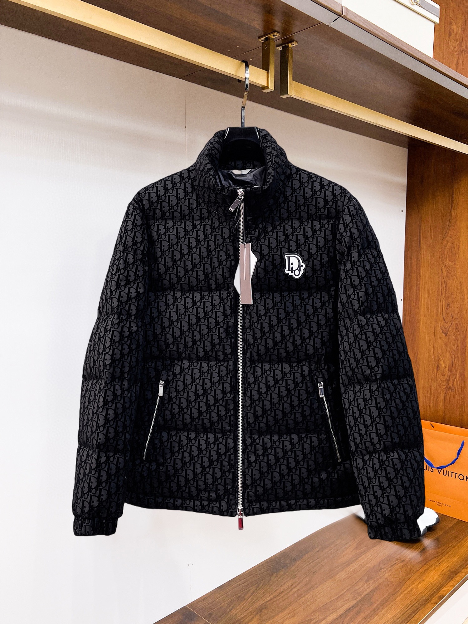 NO:545083,Dior 2025 autumn and winter new down jacket. This one is known as the most expensive down jacket, all with 90 down jackets. With the classic logo combination, the first thing you see is full of visual impact, excellent warmth performance, lightweight and not heavy, and the compressed fluffy is good to recover, and the heat-locking temperature is concentrated!  Personalized color-blocking design, fresh and energetic!  There are too many versions on the market. In addition to the different fabric workmanship, the biggest difference is that the filling is not goose down but silk or touch down, etc., and it is not easy to distinguish if you don’t understand it. In addition, the fabric and workmanship are definitely not the same level. In short, you will definitely not go off the line. You can buy all the exclusive colors and develop them. Those who understand the quality of our down jackets can be assured to close their eyes and recommend them. The three standards are complete!  Men and women's same series!  Number of code M-3XL. Maximum wear to 200 catties, dior, down jacket, alexander wang19860909迪奥 2025秋冬新款羽绒服.这款号称羽绒服届最贵的,全部90绒的.带着经典的Logo组合搭配,第一眼看到就是满满的视觉冲击,保暖性能更出色,轻便不厚重,且压缩后的蓬松度恢复性好,聚热锁温！个性的拼色设计,清新有活力！市面流通的版本实在太多了,除了面料做工不同外,最大的区别就是填充物根本不是鹅绒而是羽丝或手感绒等等,而不懂的根本不容易区分.另外面料和做工也绝对不是一个级别,总之认准我们,让你绝对不跑偏,独家全色全部购入正版开发,懂我们家羽绒服质量的,完全可以放心闭眼推.三标齐全！男女同款系列！码数M-3XL.最大穿到200斤,,dior,down jacket,alexander wang,Men's clothing