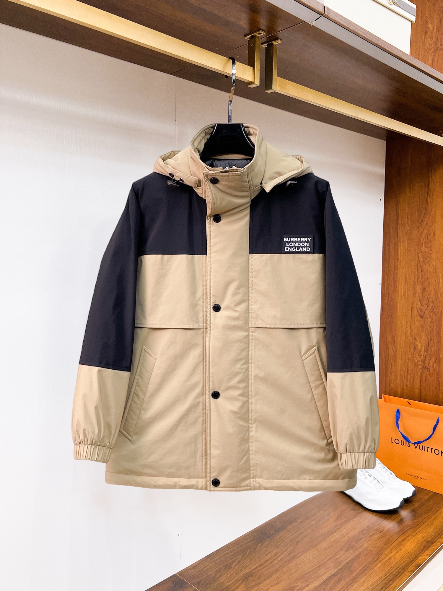 NO:545075,Burberry's new down jacket for autumn and winter 2025. This one is known as the most expensive down jacket in the world, with all 90 down ones. With the classic logo combination, the first thing you see is full of visual impact, excellent warmth, lightweight and not heavy, and the compressed fluffy is good, and the heat-locking temperature is concentrated!  Personalized color-blocking design, fresh and energetic!  There are too many versions on the market. In addition to the different fabric workmanship, the biggest difference is that the filling is not goose down but silk or touch down, etc., and it is not easy to distinguish if you don’t understand it. In addition, the fabric and workmanship are definitely not the same level. In short, you will definitely not go off the line. You can buy all the exclusive colors and develop them. Those who understand the quality of our down jackets can be assured to close their eyes and recommend them. The three standards are complete!  Men and women's same series!  The code number M-3XL. The maximum wear is 200 catties, burberry, down jacket, alexander wang19860909巴宝莉 2025秋冬新款羽绒服.这款号称羽绒服届最贵的,全部90绒的.带着经典的Logo组合搭配,第一眼看到就是满满的视觉冲击,保暖性能更出色,轻便不厚重,且压缩后的蓬松度恢复性好,聚热锁温！个性的拼色设计,清新有活力！市面流通的版本实在太多了,除了面料做工不同外,最大的区别就是填充物根本不是鹅绒而是羽丝或手感绒等等,而不懂的根本不容易区分.另外面料和做工也绝对不是一个级别,总之认准我们,让你绝对不跑偏,独家全色全部购入正版开发,懂我们家羽绒服质量的,完全可以放心闭眼推.三标齐全！男女同款系列！码数M-3XL.最大穿到200斤,,burberry,down jacket,alexander wang,Men's clothing