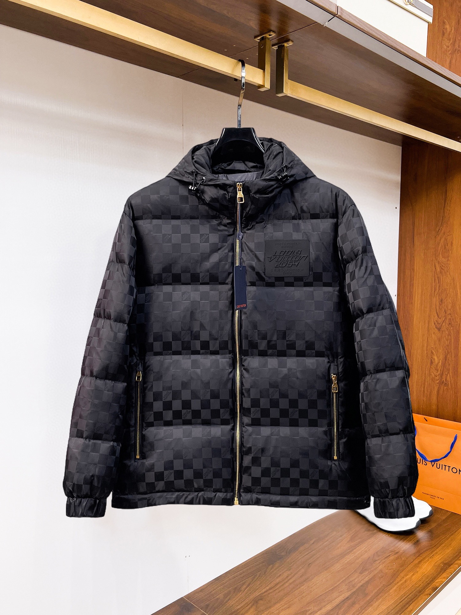 NO:545069,LV 2025 autumn and winter new down jacket. This one is known as the most expensive down jacket, all with 90 down jackets. With the classic logo combination, the first thing you see is full of visual impact, excellent warmth, lightweight and not heavy, and the compressed fluffy is good, and it collects heat locking!  Personalized color-blocking design, fresh and energetic!  There are too many versions on the market. In addition to the different fabric workmanship, the biggest difference is that the filling is not goose down but silk or touch down, etc., and it is not easy to distinguish if you don’t understand it. In addition, the fabric and workmanship are definitely not the same level. In short, you will definitely not go off the line. You can buy all the exclusive colors and develop genuine products. Those who understand the quality of our down jackets can be assured to close their eyes. The three standards are complete!  Men and women's same series!  Number of code M-3XL. Maximum wear to 200 catties, louis vuitton, down jacket, alexander wang19860909LV 2025秋冬新款羽绒服.这款号称羽绒服届最贵的,全部90绒的.带着经典的Logo组合搭配,第一眼看到就是满满的视觉冲击,保暖性能更出色,轻便不厚重,且压缩后的蓬松度恢复性好,聚热锁温！个性的拼色设计,清新有活力！市面流通的版本实在太多了,除了面料做工不同外,最大的区别就是填充物根本不是鹅绒而是羽丝或手感绒等等,而不懂的根本不容易区分.另外面料和做工也绝对不是一个级别,总之认准我们,让你绝对不跑偏,独家全色全部购入正版开发,懂我们家羽绒服质量的,完全可以放心闭眼推.三标齐全！男女同款系列！码数M-3XL.最大穿到200斤,,louis vuitton,down jacket,alexander wang,Men's clothing