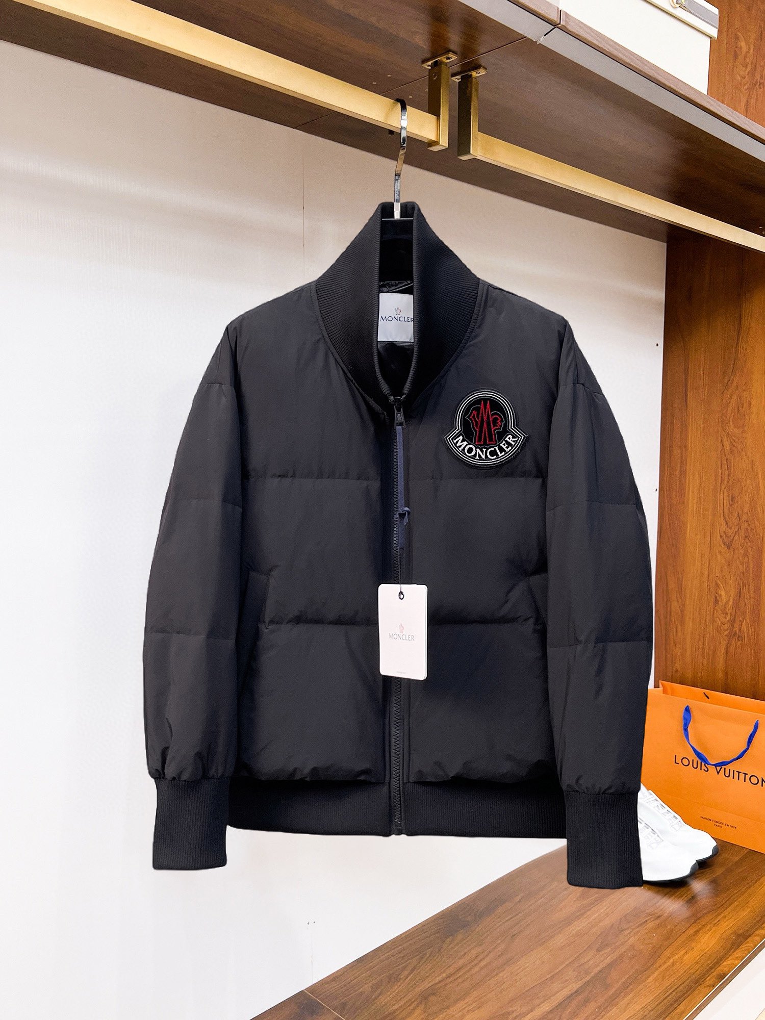 NO:545061,The new down jacket for 2025 autumn and winter. This one is known as the most expensive down jacket in the world, with all 90 down jackets. With the classic logo combination, the first thing you see is full of visual impact, excellent warmth, lightweight and not heavy, and the compressed fluffy is good, and it collects heat locking!  Personalized color-blocking design, fresh and energetic!  There are too many versions on the market. In addition to the different fabric workmanship, the biggest difference is that the filling is not goose down but silk or touch down, etc., and it is not easy to distinguish if you don’t understand it. In addition, the fabric and workmanship are definitely not the same level. In short, you will definitely not go off the line. You can buy all the exclusive colors and develop genuine products. Those who understand the quality of our down jackets can be assured to close their eyes. The three standards are complete!  Men and women's same series!  Number of code M-3XL. Maximum wear to 200 catties, Moncler, down jacket, alexander wang19860909蒙口 2025秋冬新款羽绒服.这款号称羽绒服届最贵的,全部90绒的.带着经典的Logo组合搭配,第一眼看到就是满满的视觉冲击,保暖性能更出色,轻便不厚重,且压缩后的蓬松度恢复性好,聚热锁温！个性的拼色设计,清新有活力！市面流通的版本实在太多了,除了面料做工不同外,最大的区别就是填充物根本不是鹅绒而是羽丝或手感绒等等,而不懂的根本不容易区分.另外面料和做工也绝对不是一个级别,总之认准我们,让你绝对不跑偏,独家全色全部购入正版开发,懂我们家羽绒服质量的,完全可以放心闭眼推.三标齐全！男女同款系列！码数M-3XL.最大穿到200斤,,Moncler,down jacket,alexander wang,Men's clothing