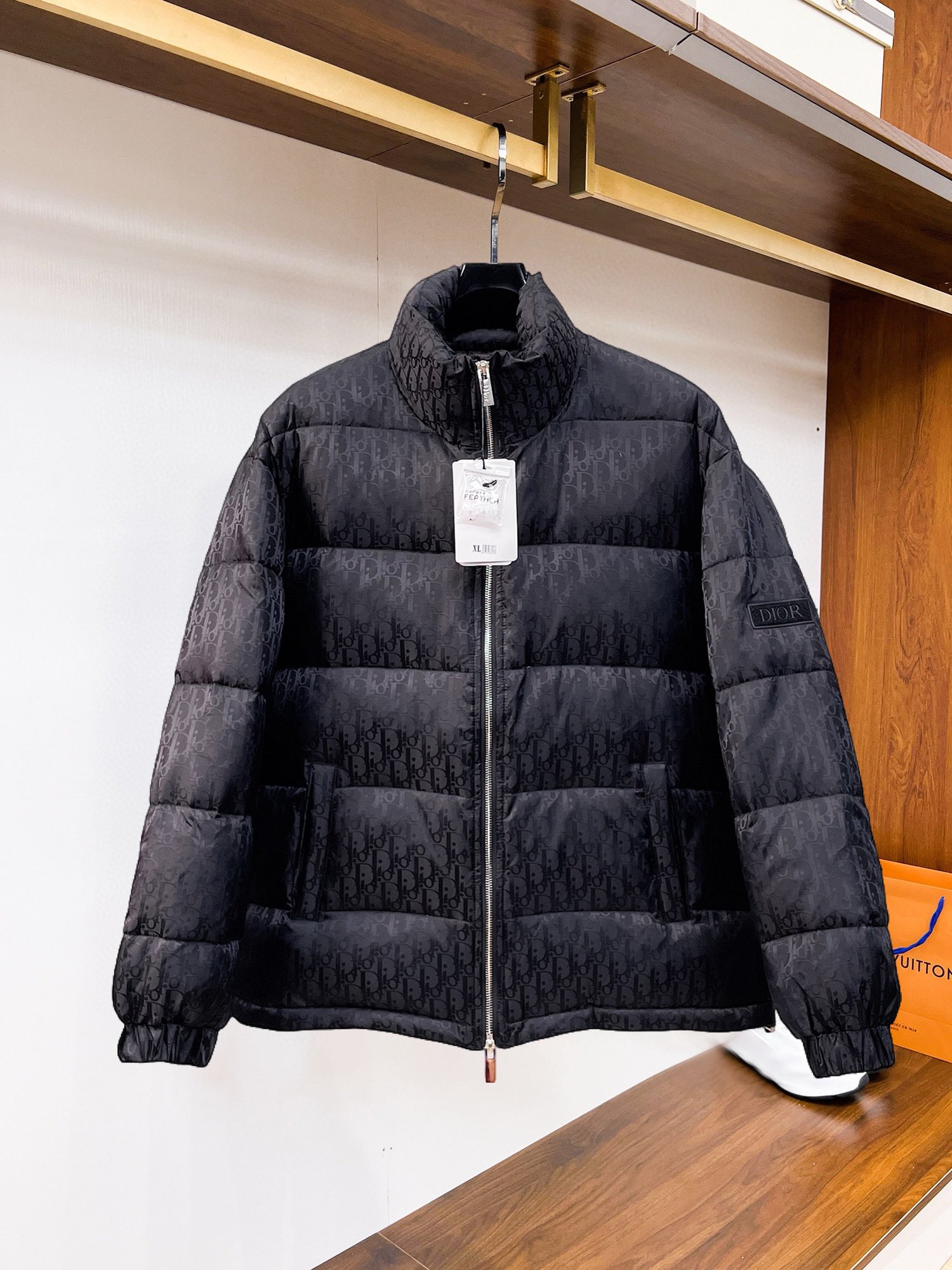 NO:545052,Dior 2025 autumn and winter new down jacket. This one is known as the most expensive down jacket, all with 90 down jackets. With the classic logo combination, the first thing you see is full of visual impact, excellent warmth performance, lightweight and not heavy, and the compressed fluffy is good to recover, and the heat-locking temperature is concentrated!  Personalized color-blocking design, fresh and energetic!  There are too many versions on the market. In addition to the different fabric workmanship, the biggest difference is that the filling is not goose down but silk or touch down, etc., and it is not easy to distinguish if you don’t understand it. In addition, the fabric and workmanship are definitely not the same level. In short, you will definitely not go off the line. You can buy all the exclusive colors and develop them. Those who understand the quality of our down jackets can be assured to close their eyes and recommend them. The three standards are complete!  Men and women's same series!  Number of code M-3XL. Maximum wear to 200 catties, dior, down jacket, alexander wang19860909迪奥 2025秋冬新款羽绒服.这款号称羽绒服届最贵的,全部90绒的.带着经典的Logo组合搭配,第一眼看到就是满满的视觉冲击,保暖性能更出色,轻便不厚重,且压缩后的蓬松度恢复性好,聚热锁温！个性的拼色设计,清新有活力！市面流通的版本实在太多了,除了面料做工不同外,最大的区别就是填充物根本不是鹅绒而是羽丝或手感绒等等,而不懂的根本不容易区分.另外面料和做工也绝对不是一个级别,总之认准我们,让你绝对不跑偏,独家全色全部购入正版开发,懂我们家羽绒服质量的,完全可以放心闭眼推.三标齐全！男女同款系列！码数M-3XL.最大穿到200斤,,dior,down jacket,alexander wang,Men's clothing