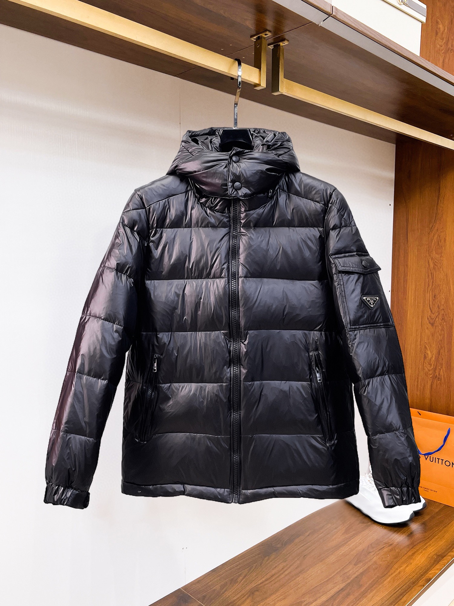 NO:545181,Prada 2025 autumn and winter new down jacket. This one is known as the most expensive down jacket, all with 90 down jackets. With the classic logo combination, the first thing you see is full of visual impact, excellent warmth, lightweight and not heavy, and the compressed fluffy is good, and it collects heat locking!  Personalized color-blocking design, fresh and energetic!  There are too many versions on the market. In addition to the different fabric workmanship, the biggest difference is that the filling is not goose down but silk or touch down, etc., and it is not easy to distinguish if you don’t understand it. In addition, the fabric and workmanship are definitely not the same level. In short, you will definitely not go off the line. You can buy all the exclusive colors and develop them. Those who understand the quality of our down jackets can be assured to close their eyes and recommend them. The three standards are complete!  Men and women's same series!  Number of code M-3XL. Maximum wear to 200 catties, prada, down jacket, alexander wang19860909普拉达 2025秋冬新款羽绒服.这款号称羽绒服届最贵的,全部90绒的.带着经典的Logo组合搭配,第一眼看到就是满满的视觉冲击,保暖性能更出色,轻便不厚重,且压缩后的蓬松度恢复性好,聚热锁温！个性的拼色设计,清新有活力！市面流通的版本实在太多了,除了面料做工不同外,最大的区别就是填充物根本不是鹅绒而是羽丝或手感绒等等,而不懂的根本不容易区分.另外面料和做工也绝对不是一个级别,总之认准我们,让你绝对不跑偏,独家全色全部购入正版开发,懂我们家羽绒服质量的,完全可以放心闭眼推.三标齐全！男女同款系列！码数M-3XL.最大穿到200斤,,prada,down jacket,alexander wang,Men's clothing