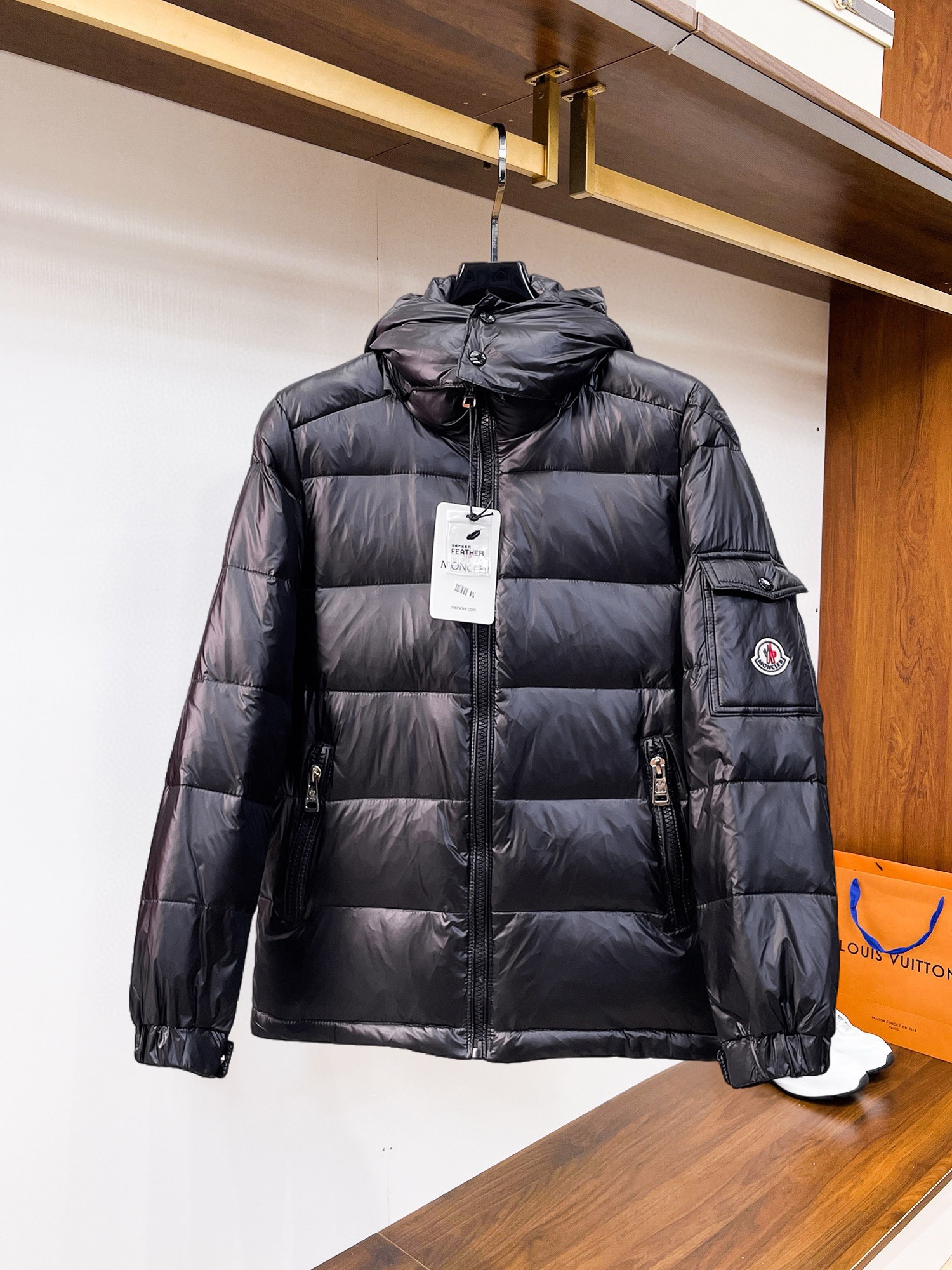 NO:545045,The new down jacket for 2025 autumn and winter. This one is known as the most expensive down jacket in the world, with all 90 down jackets. With the classic logo combination, the first thing you see is full of visual impact, excellent warmth, lightweight and not heavy, and the compressed fluffy is good, and it collects heat locking!  Personalized color-blocking design, fresh and energetic!  There are too many versions on the market. In addition to the different fabric workmanship, the biggest difference is that the filling is not goose down but silk or touch down, etc., and it is not easy to distinguish if you don’t understand it. In addition, the fabric and workmanship are definitely not the same level. In short, you will definitely not go off the line. You can buy all the exclusive colors and develop genuine products. Those who understand the quality of our down jackets can be assured to close their eyes. The three standards are complete!  Men and women's same series!  Number of code M-3XL. Maximum wear to 200 catties, Moncler, down jacket, alexander wang19860909蒙口 2025秋冬新款羽绒服.这款号称羽绒服届最贵的,全部90绒的.带着经典的Logo组合搭配,第一眼看到就是满满的视觉冲击,保暖性能更出色,轻便不厚重,且压缩后的蓬松度恢复性好,聚热锁温！个性的拼色设计,清新有活力！市面流通的版本实在太多了,除了面料做工不同外,最大的区别就是填充物根本不是鹅绒而是羽丝或手感绒等等,而不懂的根本不容易区分.另外面料和做工也绝对不是一个级别,总之认准我们,让你绝对不跑偏,独家全色全部购入正版开发,懂我们家羽绒服质量的,完全可以放心闭眼推.三标齐全！男女同款系列！码数M-3XL.最大穿到200斤,,Moncler,down jacket,alexander wang,Men's clothing