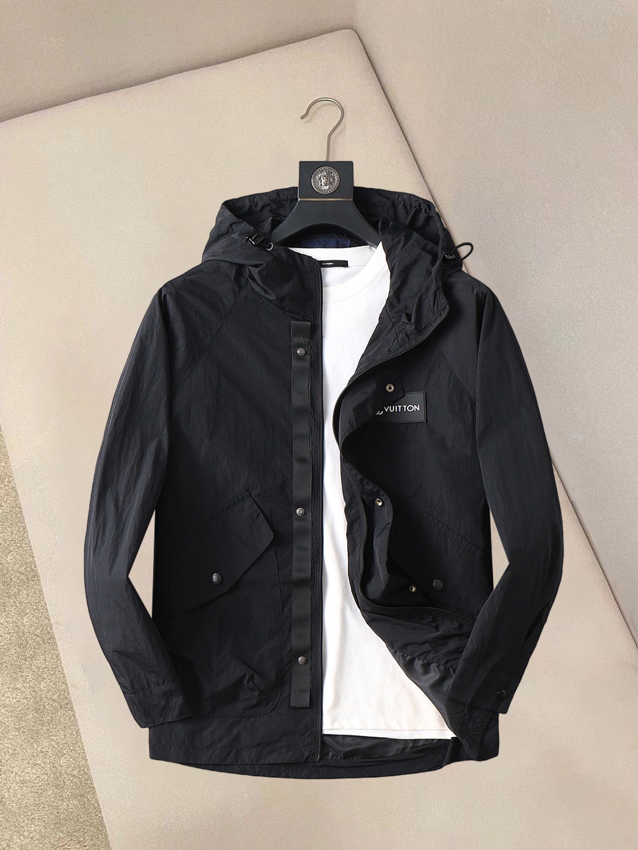 NO:132248,LV 2025 spring new jacket jacket, the new product on the show is perfect, comfortable and warm, the three standards are complete in color and full and attractive, and the very outstanding design easily advances the sense of fashion, the workmanship is extremely exquisite and rigorous, and the wiring is neat and meticulous!  A masterpiece of a big-name designer!  The upper body doesn't look bloated and super handsome!  Spot code M ~ XXXL,,louis vuitton,jackets & coats,jackets & coats,alexander wang19860909LV 2025春季新款夹克外套,秀场新品品相非常完美,舒适保暖,三标齐全色泽饱满诱人,非常出彩的设计,轻松将时髦感进阶,做工极为考究严谨,走线工整细致！大牌设计师巨作！上身不显臃肿、超级帅气！现货码数M ～ XXXL,,louis vuitton,jackets & coats,jackets & coats,alexander wang,Men's clothing