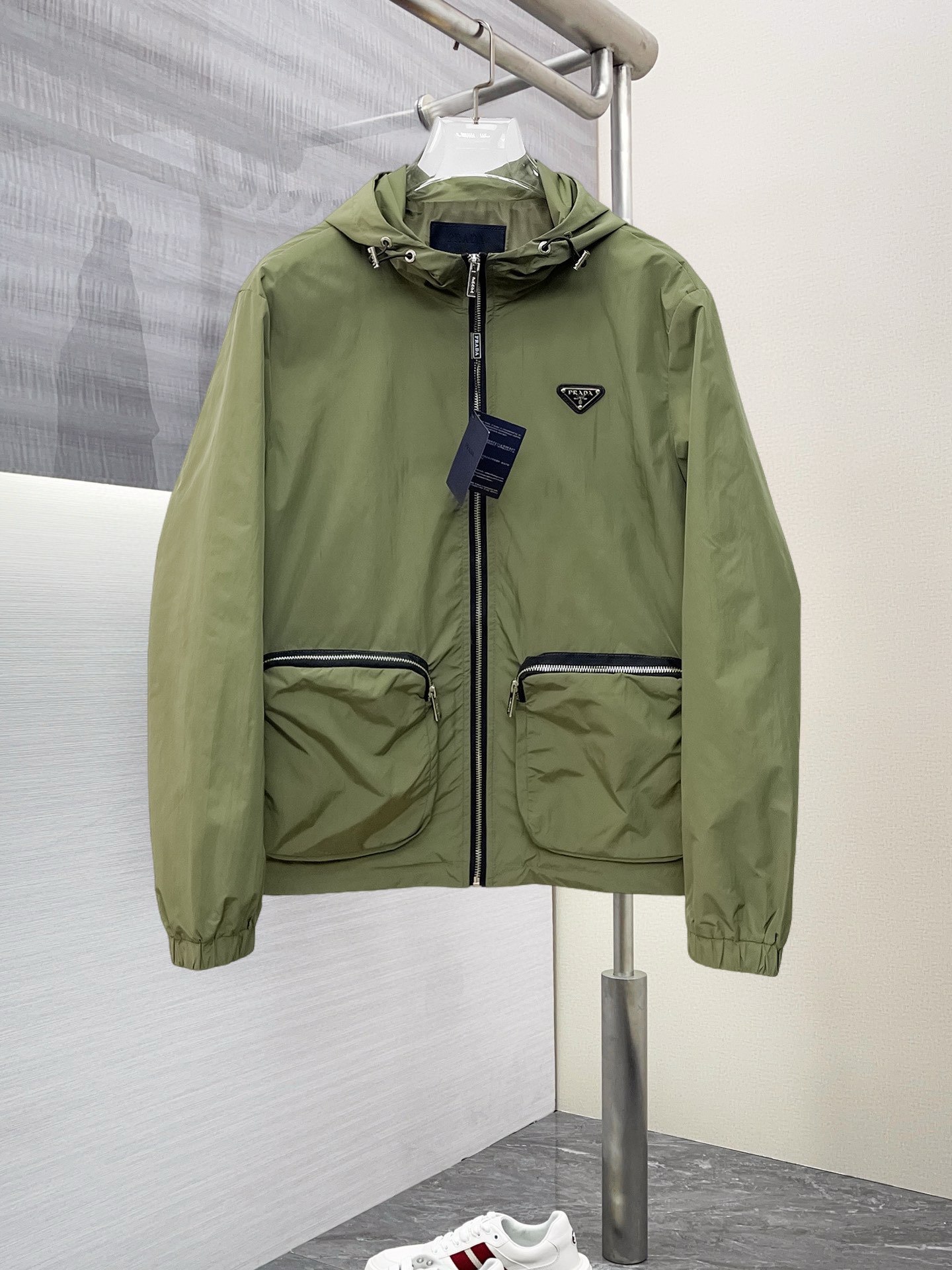 NO:125804,Prada 2025 Spring New Jacket Jacket, the new product on the show is perfect, comfortable and warm, the three standards are complete in color and full and attractive, and the very outstanding design easily advances the sense of fashion, the workmanship is extremely exquisite and rigorous, and the wiring is neat and meticulous!  A masterpiece of a big-name designer!  The upper body doesn't look bloated and super handsome!  Spot code M ~ XXXL,,prada,jackets & coats,jackets & coats,alexander wang19860909普拉达 2025开春新款夹克外套,秀场新品品相非常完美,舒适保暖,三标齐全色泽饱满诱人,非常出彩的设计,轻松将时髦感进阶,做工极为考究严谨,走线工整细致！大牌设计师巨作！上身不显臃肿、超级帅气！现货码数M ～ XXXL,,prada,jackets & coats,jackets & coats,alexander wang,Men's clothing