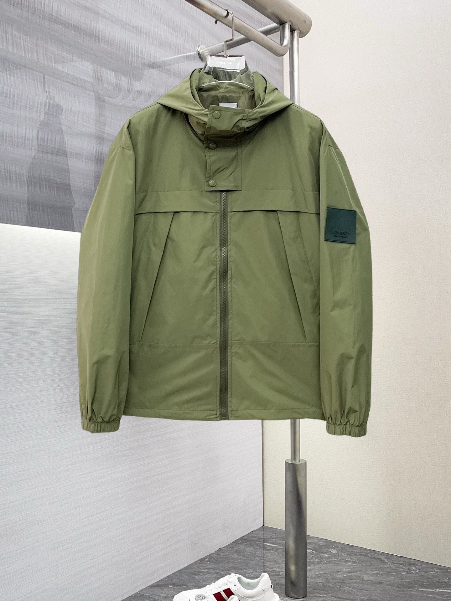 NO:125807,Burberry's new spring jacket 2025, the new product on the show is perfect, comfortable and warm, the three-standard complete colors and full and attractive, and the very outstanding design easily advances the sense of fashion. The workmanship is extremely exquisite and rigorous, and the wiring is neat and meticulous!  A masterpiece of a big-name designer!  The upper body doesn't look bloated and super handsome!  Spot code M ~ XXXL,,burberry,jackets & coats,jackets & coats,alexander wang19860909巴宝莉 2025开春新款夹克外套,秀场新品品相非常完美,舒适保暖,三标齐全色泽饱满诱人,非常出彩的设计,轻松将时髦感进阶,做工极为考究严谨,走线工整细致！大牌设计师巨作！上身不显臃肿、超级帅气！现货码数M ～ XXXL,,burberry,jackets & coats,jackets & coats,alexander wang,Men's clothing