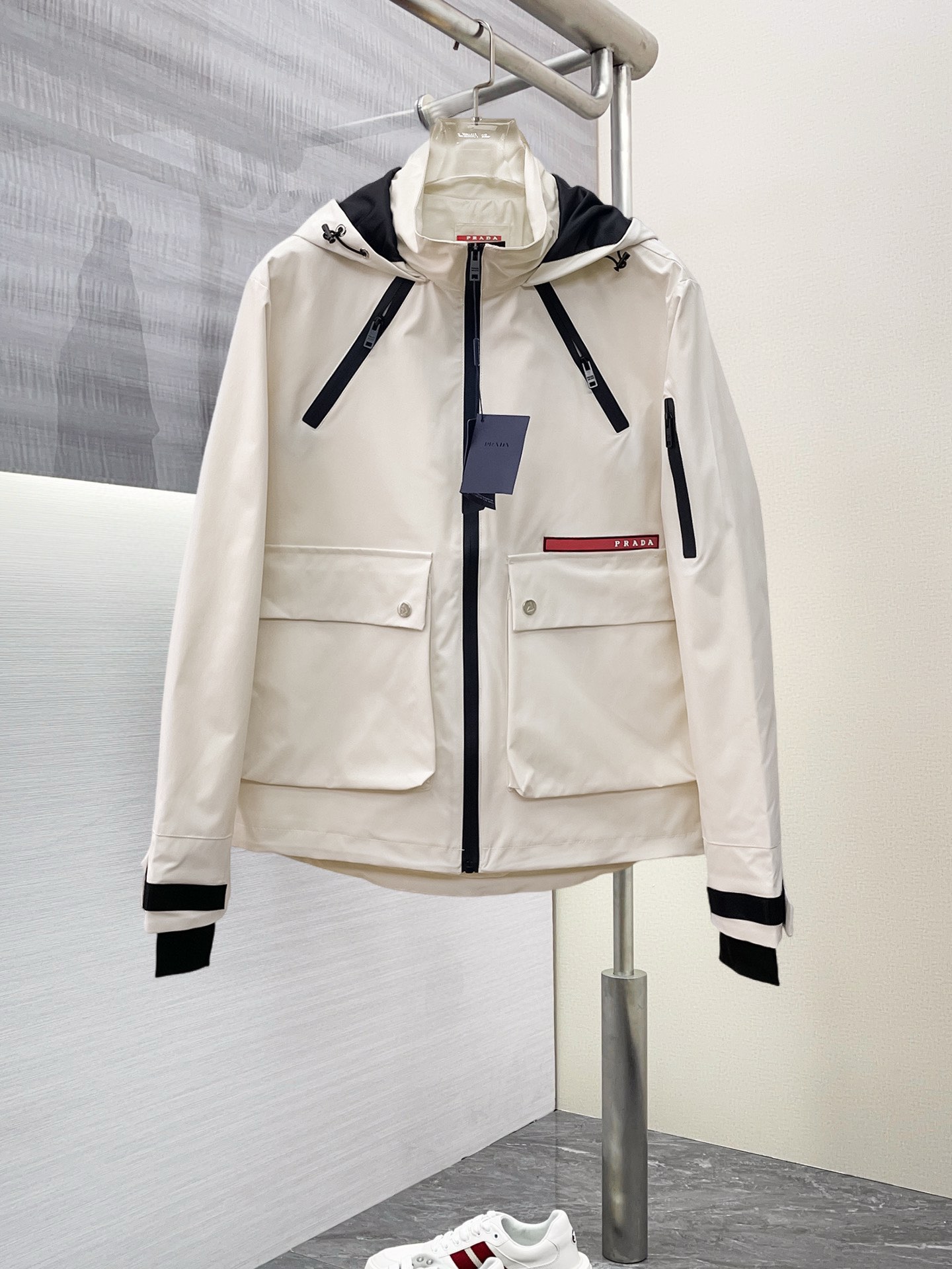 NO:125813,Prada 2025 Spring New Jacket Jacket, the new product on the show is perfect, comfortable and warm, the three standards are complete in color and full and attractive, and the very outstanding design easily advances the sense of fashion, the workmanship is extremely exquisite and rigorous, and the wiring is neat and meticulous!  A masterpiece of a big-name designer!  The upper body doesn't look bloated and super handsome!  Spot code M ~ XXXL,,prada,jackets & coats,jackets & coats,alexander wang19860909普拉达 2025开春新款夹克外套,秀场新品品相非常完美,舒适保暖,三标齐全色泽饱满诱人,非常出彩的设计,轻松将时髦感进阶,做工极为考究严谨,走线工整细致！大牌设计师巨作！上身不显臃肿、超级帅气！现货码数M ～ XXXL,,prada,jackets & coats,jackets & coats,alexander wang,Men's clothing