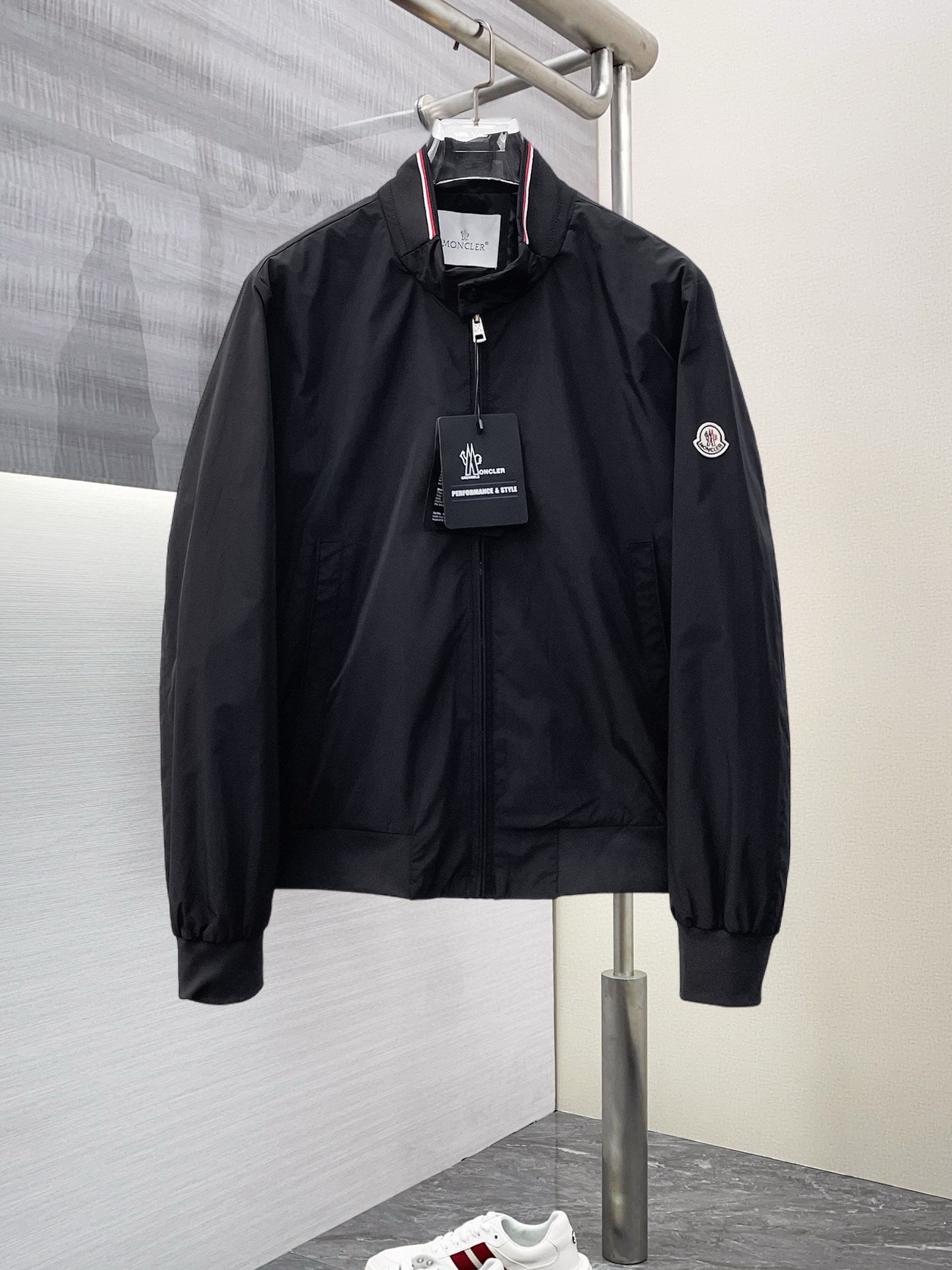 NO:125810,The new jacket and jacket for the spring of 2025 are perfect in the show, comfortable and warm, the three-standard complete colors and full and attractive, and the very outstanding design easily advances the sense of fashion. The workmanship is extremely exquisite and rigorous, and the wiring is neat and meticulous!  A masterpiece of a big-name designer!  The upper body doesn't look bloated and super handsome!  Spot code M ~ XXXL,,Moncler,jackets & coats,jackets & coats,alexander wang19860909蒙口 2025开春新款夹克外套,秀场新品品相非常完美,舒适保暖,三标齐全色泽饱满诱人,非常出彩的设计,轻松将时髦感进阶,做工极为考究严谨,走线工整细致！大牌设计师巨作！上身不显臃肿、超级帅气！现货码数M ～ XXXL,,Moncler,jackets & coats,jackets & coats,alexander wang,Men's clothing