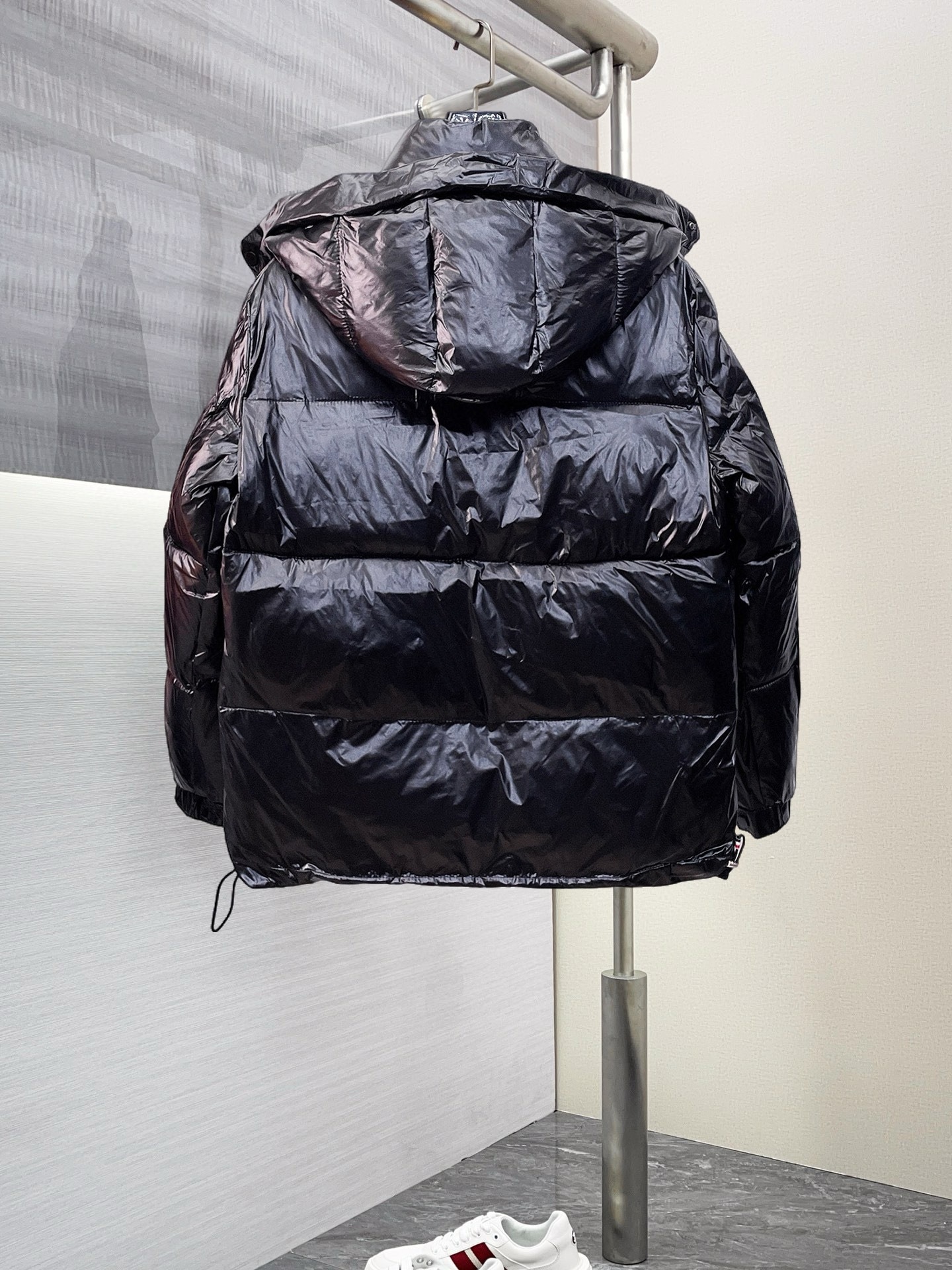 , 蒙口 秋冬新款羽绒服。这款号称羽绒服届最贵的,全部90绒的。带着经典的Logo组合搭配,第一眼看到就