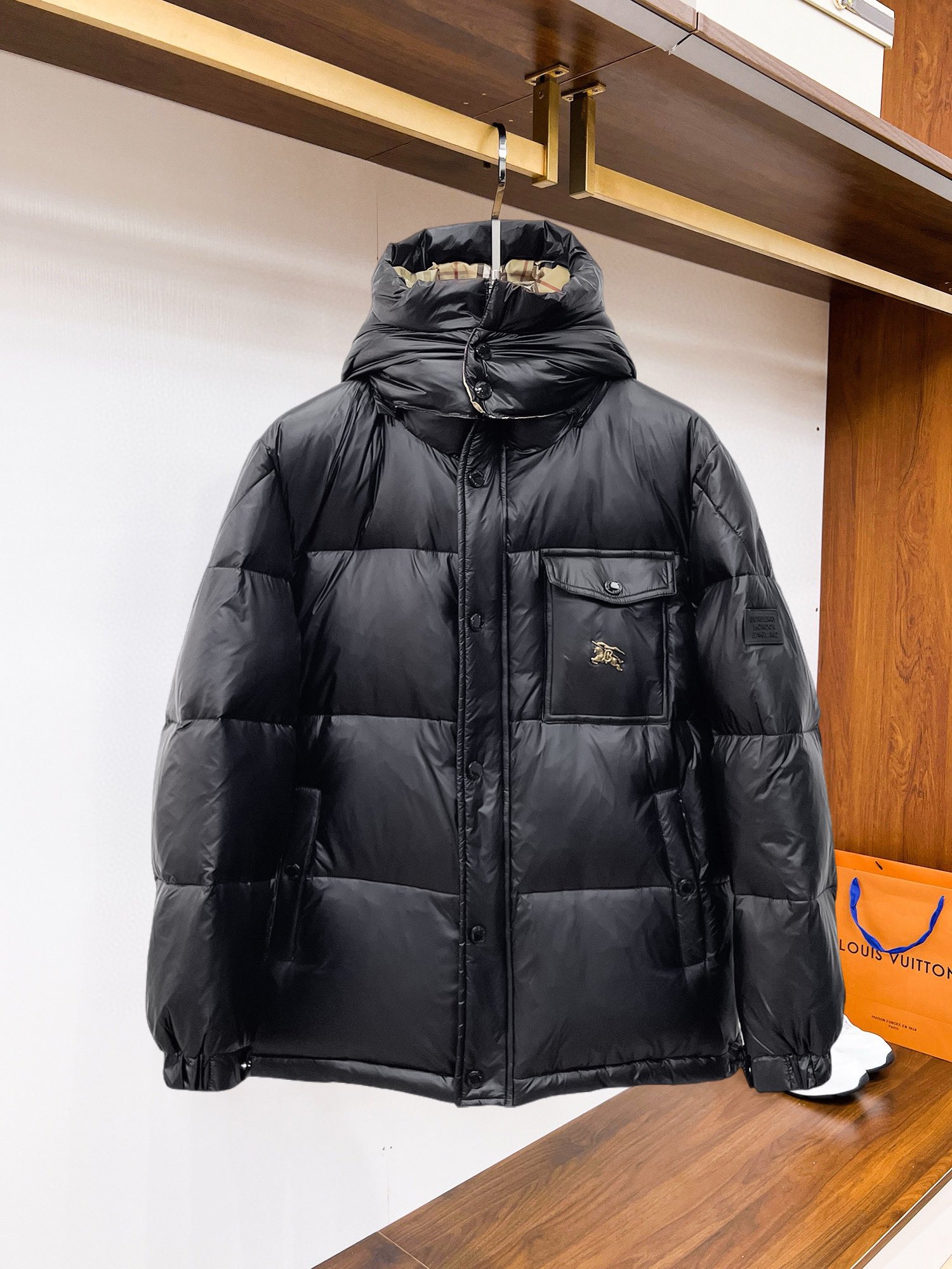 NO:545210,Burberry's new 2025 autumn and winter down jacket. This is known as the most expensive down jacket in the world, all 90 down. With a classic logo combination, it is full of visual impact at first sight. It has better thermal insulation performance, is light and not heavy, and has good loft recovery after compression, and it can gather heat and lock in temperature!  Personalized color matching design, fresh and energetic!  There are too many versions circulating in the market. In addition to the different fabrics and workmanship, the biggest difference is that the filling is not goose down at all but feather silk or velvet, etc., and it is not easy to distinguish for those who don’t understand. In addition, the fabrics and workmanship are definitely not of the same level. In short, look for us and you will never go astray. All the exclusive full colors are purchased from genuine development. If you understand the quality of our down jackets, you can safely recommend it with your eyes closed. The three standards are complete!  Uniform series for men and women!  Size M-3XL. Can be worn up to 200 pounds, burberry, down jacket, alexander wang19860909巴宝莉 2025秋冬新款羽绒服.这款号称羽绒服届最贵的,全部90绒的.带着经典的Logo组合搭配,第一眼看到就是满满的视觉冲击,保暖性能更出色,轻便不厚重,且压缩后的蓬松度恢复性好,聚热锁温！个性的拼色设计,清新有活力！市面流通的版本实在太多了,除了面料做工不同外,最大的区别就是填充物根本不是鹅绒而是羽丝或手感绒等等,而不懂的根本不容易区分.另外面料和做工也绝对不是一个级别,总之认准我们,让你绝对不跑偏,独家全色全部购入正版开发,懂我们家羽绒服质量的,完全可以放心闭眼推.三标齐全！男女同款系列！码数M-3XL.最大穿到200斤,,burberry,down jacket,alexander wang,Men's clothing