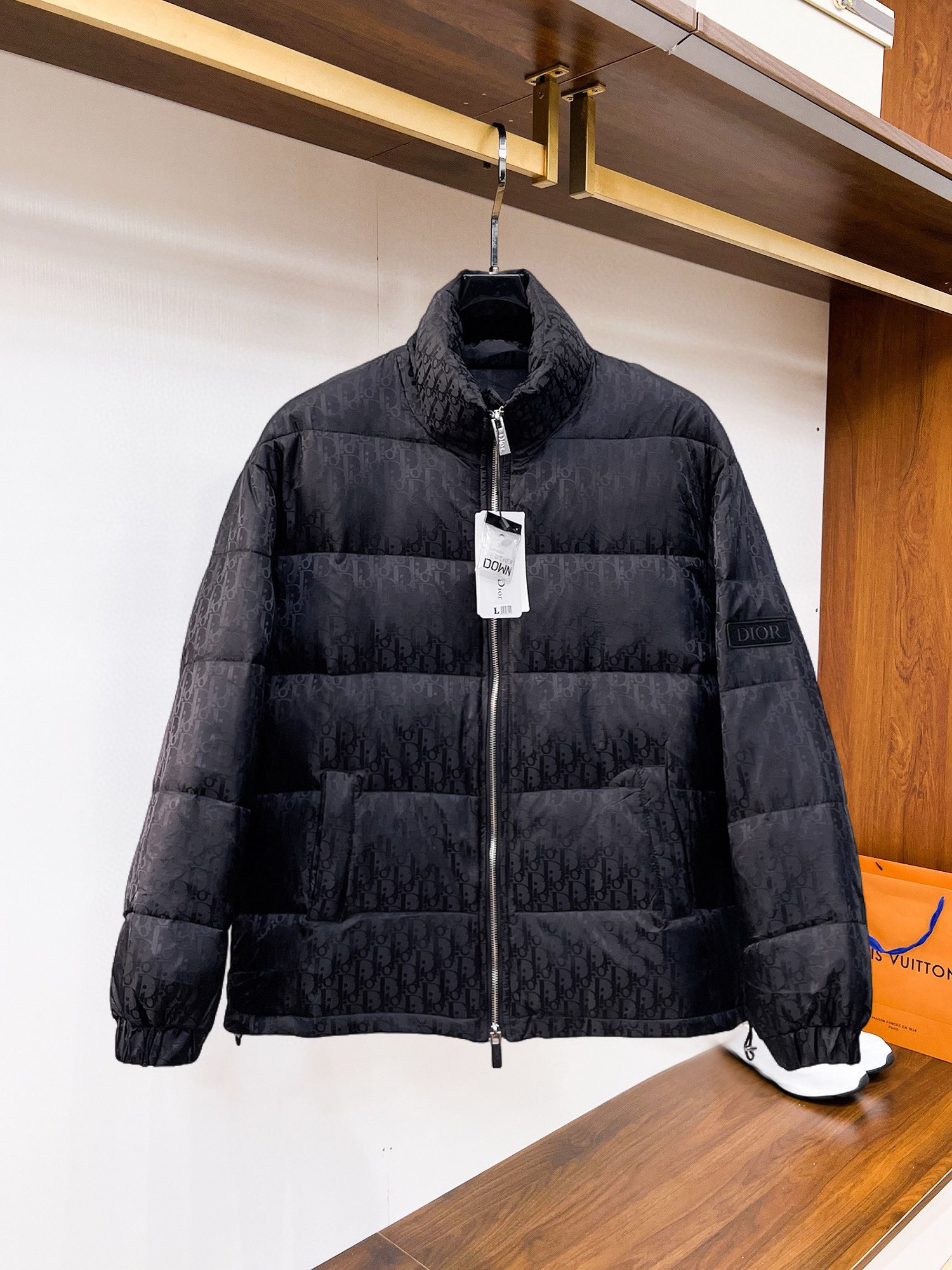 NO:545132,Dior 2025 autumn and winter new down jacket. This one is known as the most expensive down jacket, all with 90 down jackets. With the classic logo combination, the first thing you see is full of visual impact, excellent warmth performance, lightweight and not heavy, and the compressed fluffy is good to recover, and the heat-locking temperature is concentrated!  Personalized color-blocking design, fresh and energetic!  There are too many versions on the market. In addition to the different fabric workmanship, the biggest difference is that the filling is not goose down but silk or touch down, etc., and it is not easy to distinguish if you don’t understand it. In addition, the fabric and workmanship are definitely not the same level. In short, you will definitely not go off the line. You can buy all the exclusive colors and develop them. Those who understand the quality of our down jackets can be assured to close their eyes and recommend them. The three standards are complete!  Men and women's same series!  Number of code M-3XL. Maximum wear to 200 catties, dior, down jacket, alexander wang19860909迪奥 2025秋冬新款羽绒服.这款号称羽绒服届最贵的,全部90绒的.带着经典的Logo组合搭配,第一眼看到就是满满的视觉冲击,保暖性能更出色,轻便不厚重,且压缩后的蓬松度恢复性好,聚热锁温！个性的拼色设计,清新有活力！市面流通的版本实在太多了,除了面料做工不同外,最大的区别就是填充物根本不是鹅绒而是羽丝或手感绒等等,而不懂的根本不容易区分.另外面料和做工也绝对不是一个级别,总之认准我们,让你绝对不跑偏,独家全色全部购入正版开发,懂我们家羽绒服质量的,完全可以放心闭眼推.三标齐全！男女同款系列！码数M-3XL.最大穿到200斤,,dior,down jacket,alexander wang,Men's clothing