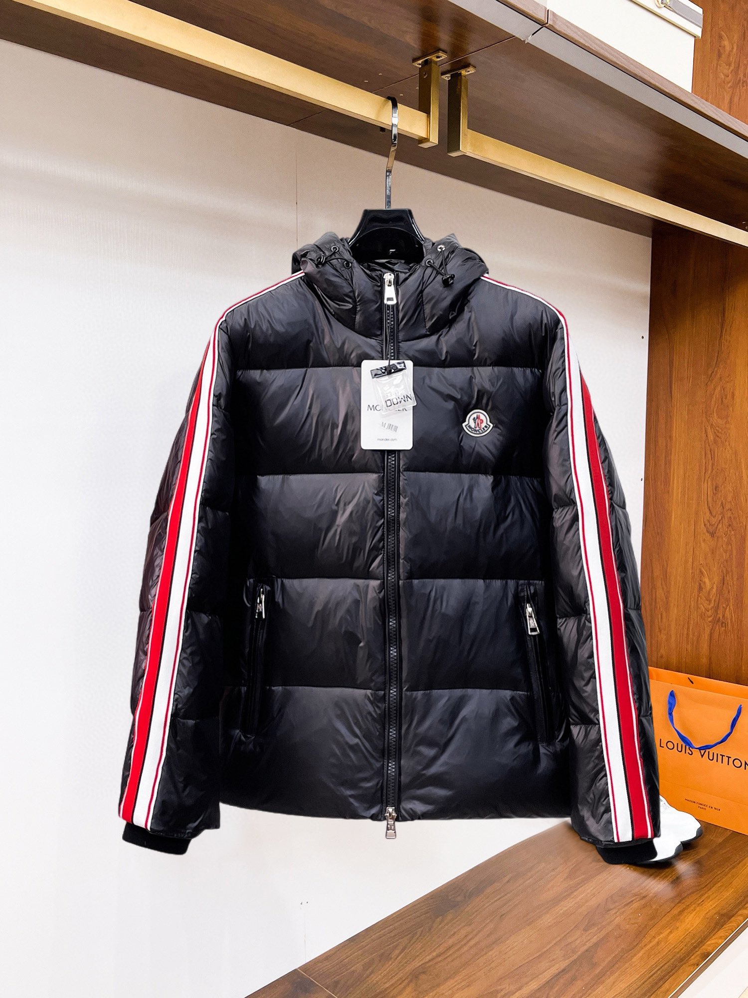 NO:545110,The new down jacket for 2025 autumn and winter. This one is known as the most expensive down jacket in the world, with all 90 down jackets. With the classic logo combination, the first thing you see is full of visual impact, excellent warmth, lightweight and not heavy, and the compressed fluffy is good, and it collects heat locking!  Personalized color-blocking design, fresh and energetic!  There are too many versions on the market. In addition to the different fabric workmanship, the biggest difference is that the filling is not goose down but silk or touch down, etc., and it is not easy to distinguish if you don’t understand it. In addition, the fabric and workmanship are definitely not the same level. In short, you will definitely not go off the line. You can buy all the exclusive colors and develop them. Those who understand the quality of our down jackets can be assured to close their eyes and recommend them. The three standards are complete!  Men and women's same series!  Number of code M-3XL. Maximum wear to 200 catties, Moncler, down jacket, alexander wang19860909蒙口 2025秋冬新款羽绒服.这款号称羽绒服届最贵的,全部90绒的.带着经典的Logo组合搭配,第一眼看到就是满满的视觉冲击,保暖性能更出色,轻便不厚重,且压缩后的蓬松度恢复性好,聚热锁温！个性的拼色设计,清新有活力！市面流通的版本实在太多了,除了面料做工不同外,最大的区别就是填充物根本不是鹅绒而是羽丝或手感绒等等,而不懂的根本不容易区分.另外面料和做工也绝对不是一个级别,总之认准我们,让你绝对不跑偏,独家全色全部购入正版开发,懂我们家羽绒服质量的,完全可以放心闭眼推.三标齐全！男女同款系列！码数M-3XL.最大穿到200斤,,Moncler,down jacket,alexander wang,Men's clothing