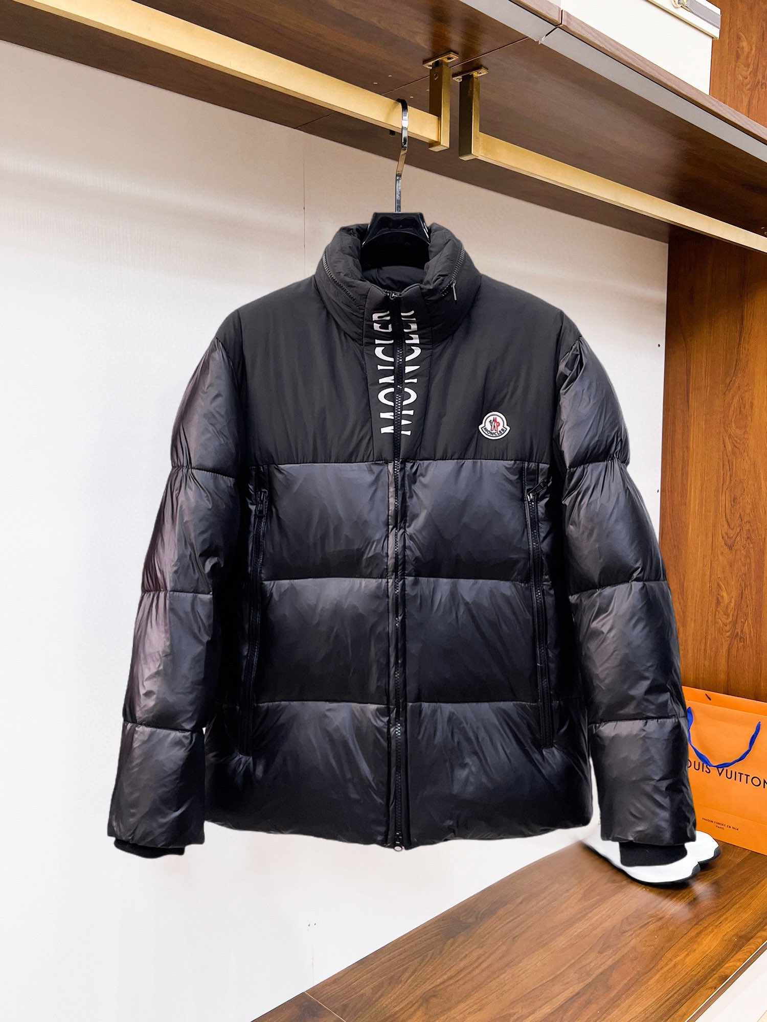 NO:545204,The new down jacket for 2025 autumn and winter. This one is known as the most expensive down jacket in the world, with all 90 down jackets. With the classic logo combination, the first thing you see is full of visual impact, excellent warmth, lightweight and not heavy, and the compressed fluffy is good, and it collects heat locking!  Personalized color-blocking design, fresh and energetic!  There are too many versions on the market. In addition to the different fabric workmanship, the biggest difference is that the filling is not goose down but silk or touch down, etc., and it is not easy to distinguish if you don’t understand it. In addition, the fabric and workmanship are definitely not the same level. In short, you will definitely not go off the line. You can buy all the exclusive colors and develop genuine products. Those who understand the quality of our down jackets can be assured to close their eyes. The three standards are complete!  Men and women's same series!  Number of code M-3XL. Maximum wear to 200 catties, Moncler, down jacket, alexander wang19860909蒙口 2025秋冬新款羽绒服.这款号称羽绒服届最贵的,全部90绒的.带着经典的Logo组合搭配,第一眼看到就是满满的视觉冲击,保暖性能更出色,轻便不厚重,且压缩后的蓬松度恢复性好,聚热锁温！个性的拼色设计,清新有活力！市面流通的版本实在太多了,除了面料做工不同外,最大的区别就是填充物根本不是鹅绒而是羽丝或手感绒等等,而不懂的根本不容易区分.另外面料和做工也绝对不是一个级别,总之认准我们,让你绝对不跑偏,独家全色全部购入正版开发,懂我们家羽绒服质量的,完全可以放心闭眼推.三标齐全！男女同款系列！码数M-3XL.最大穿到200斤,,Moncler,down jacket,alexander wang,Men's clothing