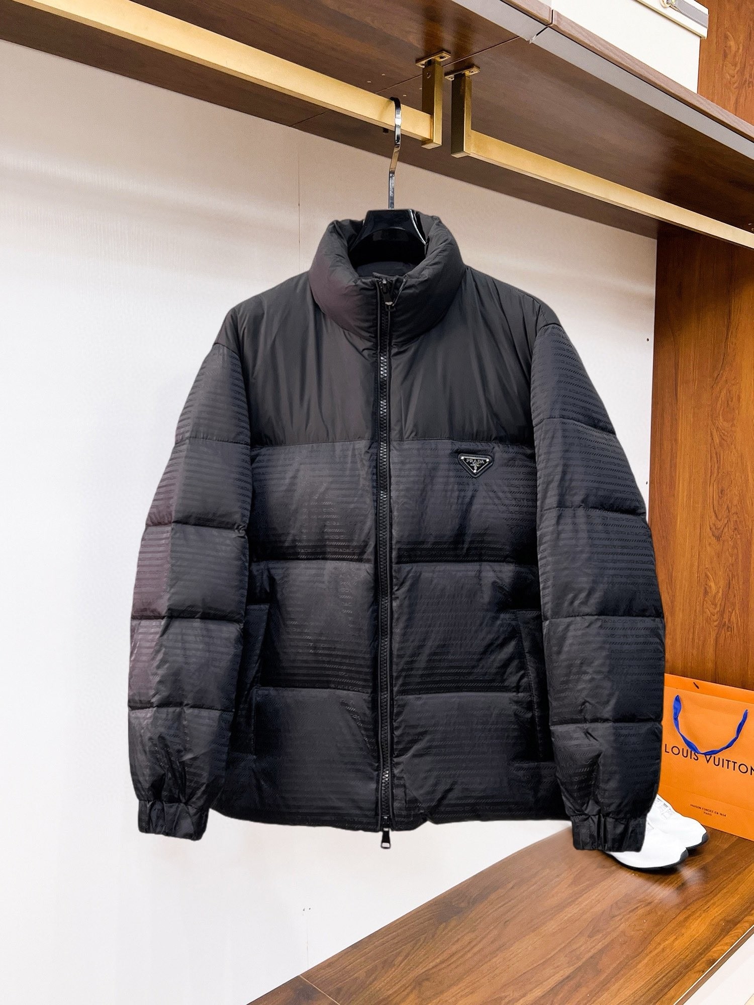 NO:545226,Prada 2025 autumn and winter new down jacket. This one is known as the most expensive down jacket, all with 90 down jackets. With the classic logo combination, the first thing you see is full of visual impact, excellent warmth, lightweight and not heavy, and the compressed fluffy is good, and it collects heat locking!  Personalized color-blocking design, fresh and energetic!  There are too many versions on the market. In addition to the different fabric workmanship, the biggest difference is that the filling is not goose down but silk or touch down, etc., and it is not easy to distinguish if you don’t understand it. In addition, the fabric and workmanship are definitely not the same level. In short, you will definitely not go off the line. You can buy all the exclusive colors and develop genuine products. Those who understand the quality of our down jackets can be assured to close their eyes. The three standards are complete!  Men and women's same series!  Number of code M-3XL. Maximum wear to 200 catties, prada, down jacket, alexander wang19860909普拉达 2025秋冬新款羽绒服.这款号称羽绒服届最贵的,全部90绒的.带着经典的Logo组合搭配,第一眼看到就是满满的视觉冲击,保暖性能更出色,轻便不厚重,且压缩后的蓬松度恢复性好,聚热锁温！个性的拼色设计,清新有活力！市面流通的版本实在太多了,除了面料做工不同外,最大的区别就是填充物根本不是鹅绒而是羽丝或手感绒等等,而不懂的根本不容易区分.另外面料和做工也绝对不是一个级别,总之认准我们,让你绝对不跑偏,独家全色全部购入正版开发,懂我们家羽绒服质量的,完全可以放心闭眼推.三标齐全！男女同款系列！码数M-3XL.最大穿到200斤,,prada,down jacket,alexander wang,Men's clothing