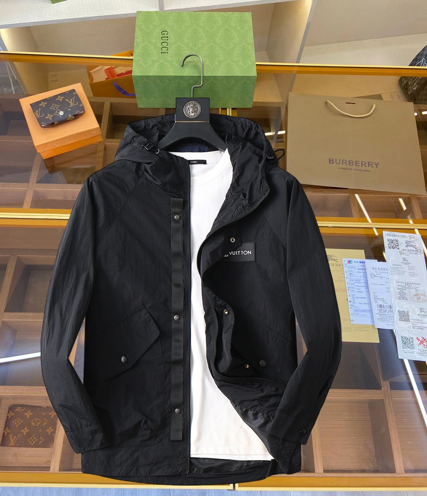 NO:119281,LV 2025 Spring Counter New Casual Fashion Jacket Jacket Super Avant-garde Design Style Delicate and Comfortable Wear Very Lightweight and Not Wrinkled. Multiple Craftsmanship The overall design is quite visual, the upper body is casual and stylish, with a certain degree of clarity, and it is definitely recommended to be at the most cutting-edge fashion temperament. It is a must-have for urban casualness. Size M-XXXL,,louis vuitton, jackets & coats, jackets & coats, alexander wang19860909LV 2025开春专柜新款休闲时尚夹克外套 超前卫设计风格 细腻舒适 穿着非常轻便不易起皱.多重重工艺 整体的设计颇具视觉感,上身休闲有型,有一定的挺括度,绝对走在时尚最尖端的气质感推荐,都市休闲必备.尺码 M-XXXL,,louis vuitton,jackets & coats,jackets & coats,alexander wang,Men's clothing