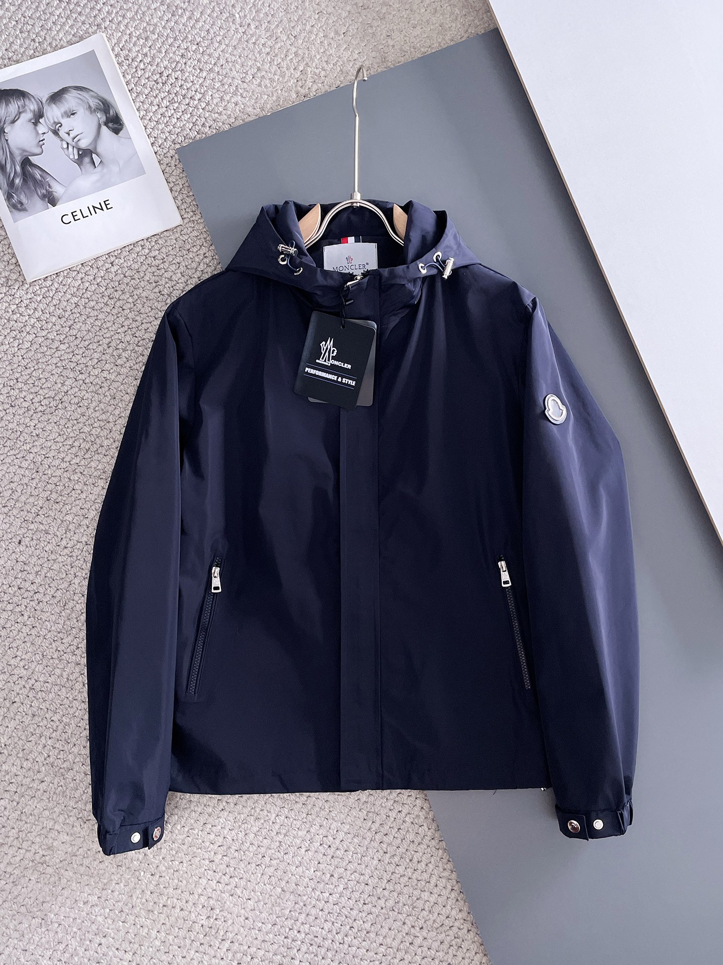 NO:511304,The new 2025 autumn jacket, the new product on the show is perfect, comfortable and warm, the three-standard complete colors and full and attractive, and the very outstanding design easily advances the sense of fashion. The workmanship is extremely exquisite and rigorous, and the wiring is neat and meticulous!  A masterpiece of a big-name designer!  The upper body doesn't look bloated and super handsome!  Spot code M ~ XXXL,,Moncler,jackets & coats,jackets & coats,alexander wang19860909蒙口 2025秋季新款夹克外套,秀场新品品相非常完美,舒适保暖,三标齐全色泽饱满诱人,非常出彩的设计,轻松将时髦感进阶,做工极为考究严谨,走线工整细致！大牌设计师巨作！上身不显臃肿、超级帅气！现货码数M ～ XXXL,,Moncler,jackets & coats,jackets & coats,alexander wang,Men's clothing