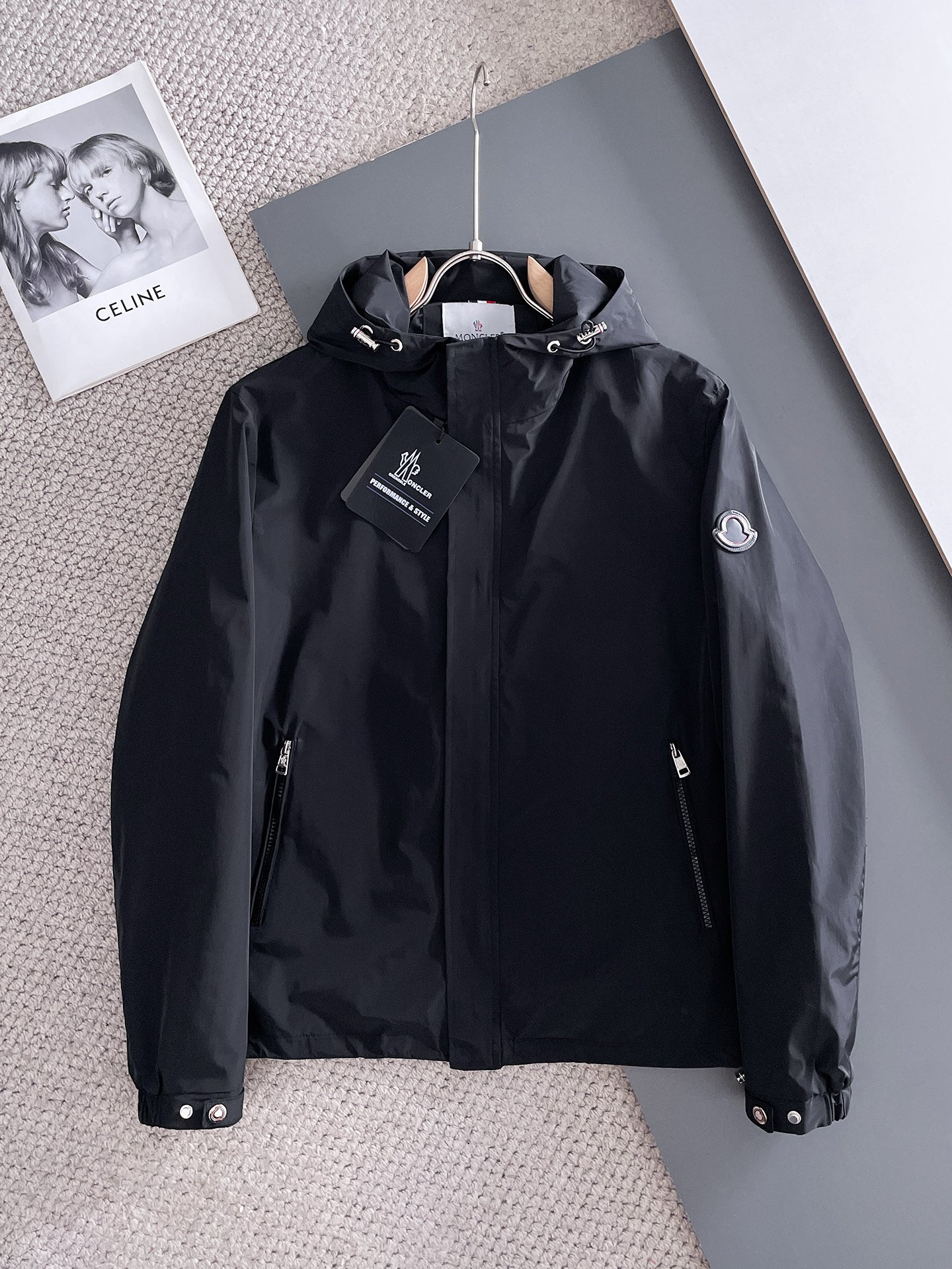 NO:122326,The new 2025 spring jacket, the new product on the show is perfect, comfortable and warm, the three-standard complete colors and full and attractive, and the very outstanding design easily advances the sense of fashion. The workmanship is extremely exquisite and rigorous, and the wiring is neat and meticulous!  A masterpiece of a big-name designer!  The upper body doesn't look bloated and super handsome!  Spot code M ~ XXXL,,Moncler,jackets & coats,jackets & coats,alexander wang19860909蒙口 2025春季新款夹克外套,秀场新品品相非常完美,舒适保暖,三标齐全色泽饱满诱人,非常出彩的设计,轻松将时髦感进阶,做工极为考究严谨,走线工整细致！大牌设计师巨作！上身不显臃肿、超级帅气！现货码数M ～ XXXL,,Moncler,jackets & coats,jackets & coats,alexander wang,Men's clothing