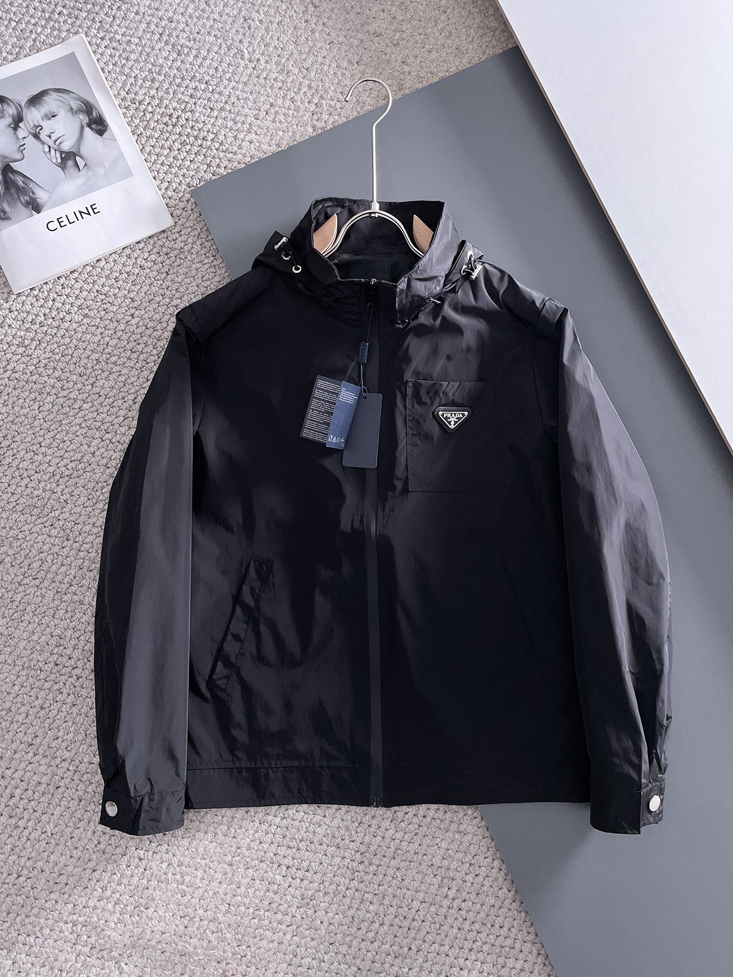 NO:511282,Prada 2025 autumn new jacket jacket, the new product on the show is perfect, comfortable and warm, the three standards are complete in color and full and attractive, and the very outstanding design easily advances the sense of fashion. The workmanship is extremely exquisite and rigorous, and the wiring is neat and meticulous!  A masterpiece of a big-name designer!  The upper body doesn't look bloated and super handsome!  Spot code M ~ XXXL,,prada,jackets & coats,jackets & coats,alexander wang19860909普拉达 2025秋季新款夹克外套,秀场新品品相非常完美,舒适保暖,三标齐全色泽饱满诱人,非常出彩的设计,轻松将时髦感进阶,做工极为考究严谨,走线工整细致！大牌设计师巨作！上身不显臃肿、超级帅气！现货码数M ～ XXXL,,prada,jackets & coats,jackets & coats,alexander wang,Men's clothing