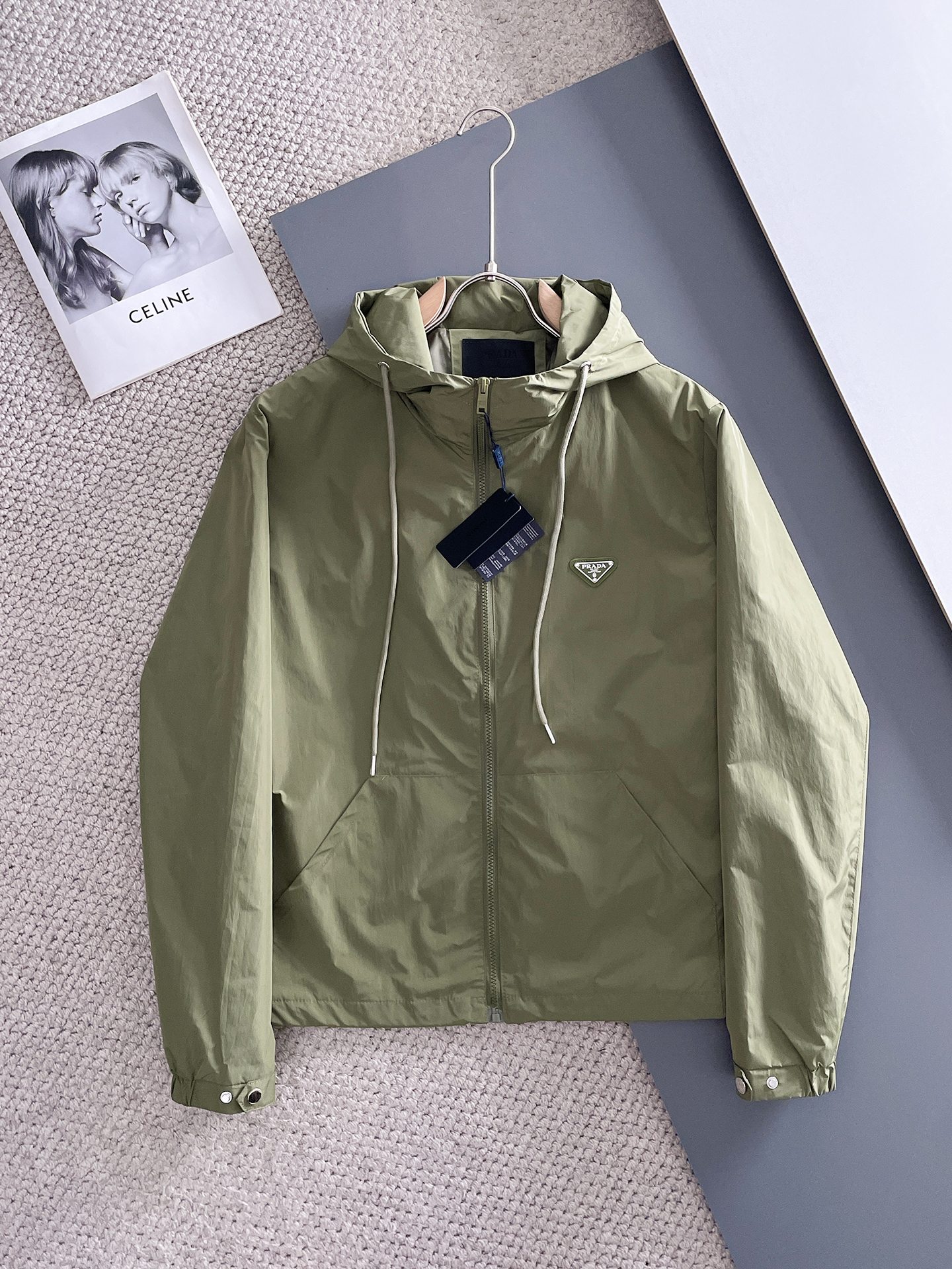 NO:511285,Prada 2025 autumn new jacket jacket, the new product on the show is perfect, comfortable and warm, the three standards are complete in color and full and attractive, and the very outstanding design easily advances the sense of fashion. The workmanship is extremely exquisite and rigorous, and the wiring is neat and meticulous!  A masterpiece of a big-name designer!  The upper body doesn't look bloated and super handsome!  Spot code M ~ XXXL,,prada,jackets & coats,jackets & coats,alexander wang19860909普拉达 2025秋季新款夹克外套,秀场新品品相非常完美,舒适保暖,三标齐全色泽饱满诱人,非常出彩的设计,轻松将时髦感进阶,做工极为考究严谨,走线工整细致！大牌设计师巨作！上身不显臃肿、超级帅气！现货码数M ～ XXXL,,prada,jackets & coats,jackets & coats,alexander wang,Men's clothing