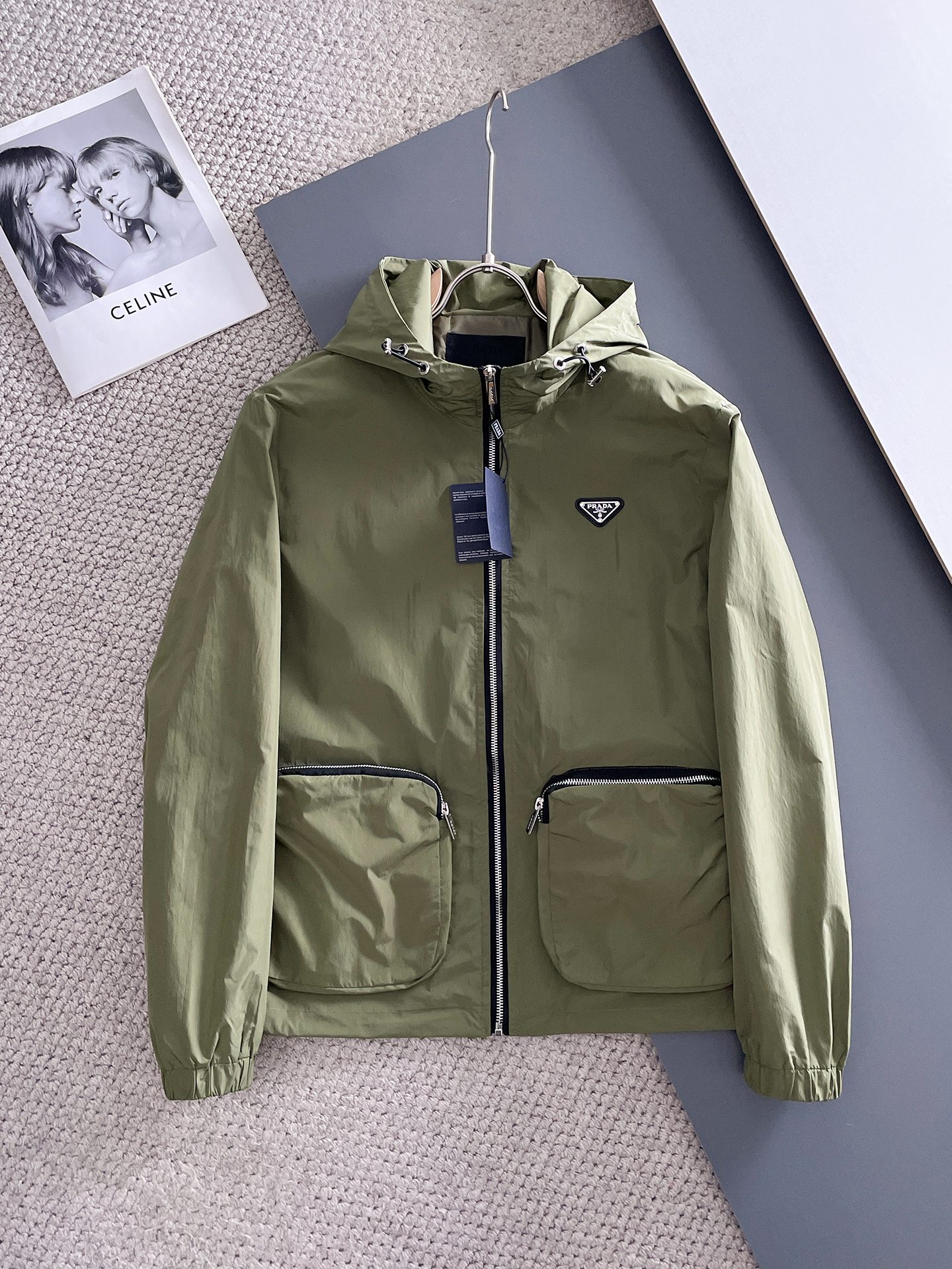 NO:511295,Prada 2025 autumn new jacket jacket, the new product on the show is perfect, comfortable and warm, the three standards are complete in color and full and attractive, and the very outstanding design easily advances the sense of fashion. The workmanship is extremely exquisite and rigorous, and the wiring is neat and meticulous!  A masterpiece of a big-name designer!  The upper body doesn't look bloated and super handsome!  Spot code M ~ XXXL,,prada,jackets & coats,jackets & coats,alexander wang19860909普拉达 2025秋季新款夹克外套,秀场新品品相非常完美,舒适保暖,三标齐全色泽饱满诱人,非常出彩的设计,轻松将时髦感进阶,做工极为考究严谨,走线工整细致！大牌设计师巨作！上身不显臃肿、超级帅气！现货码数M ～ XXXL,,prada,jackets & coats,jackets & coats,alexander wang,Men's clothing